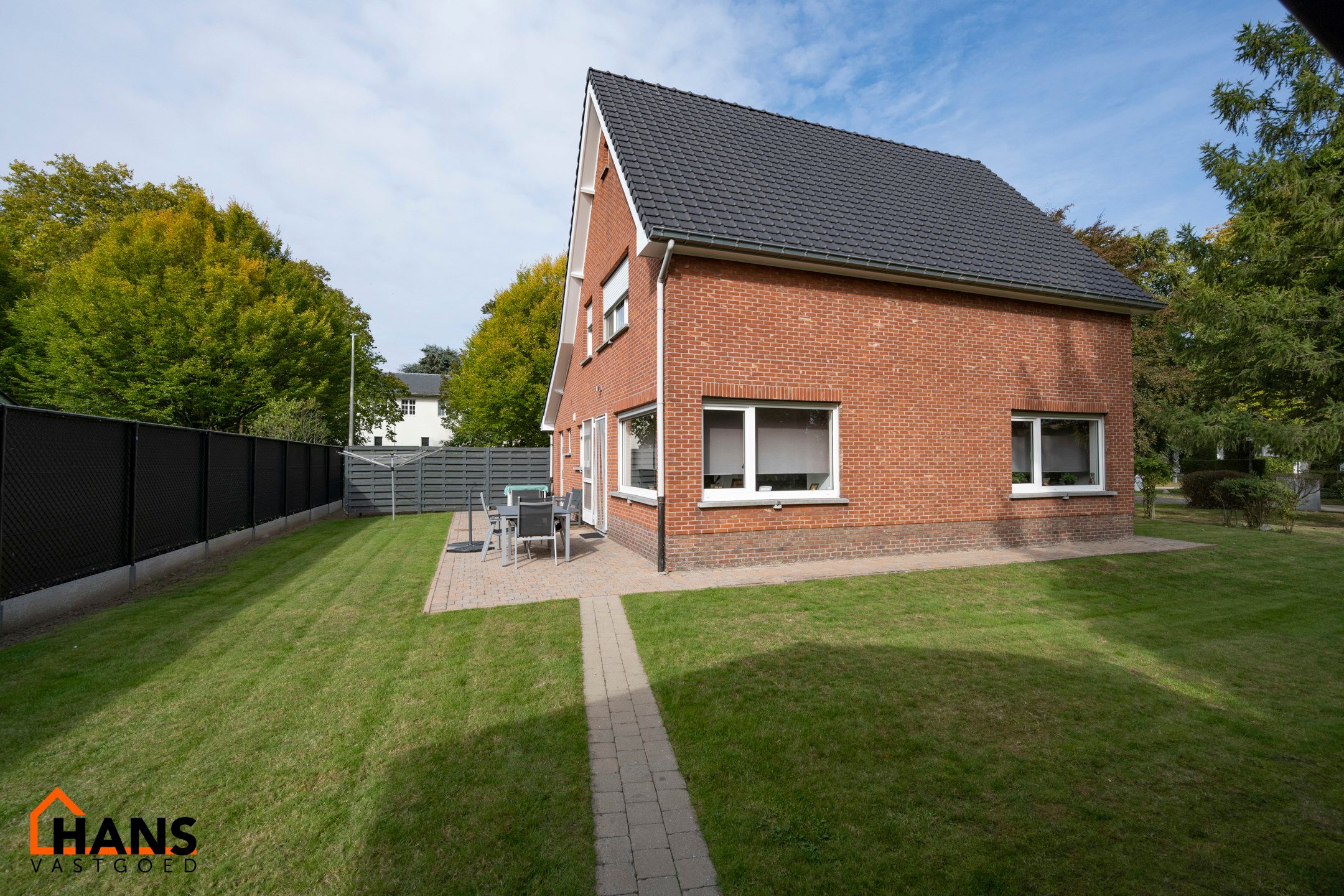 Vrijstaande ééngezinswoning met ruime tuin en garage. foto 2