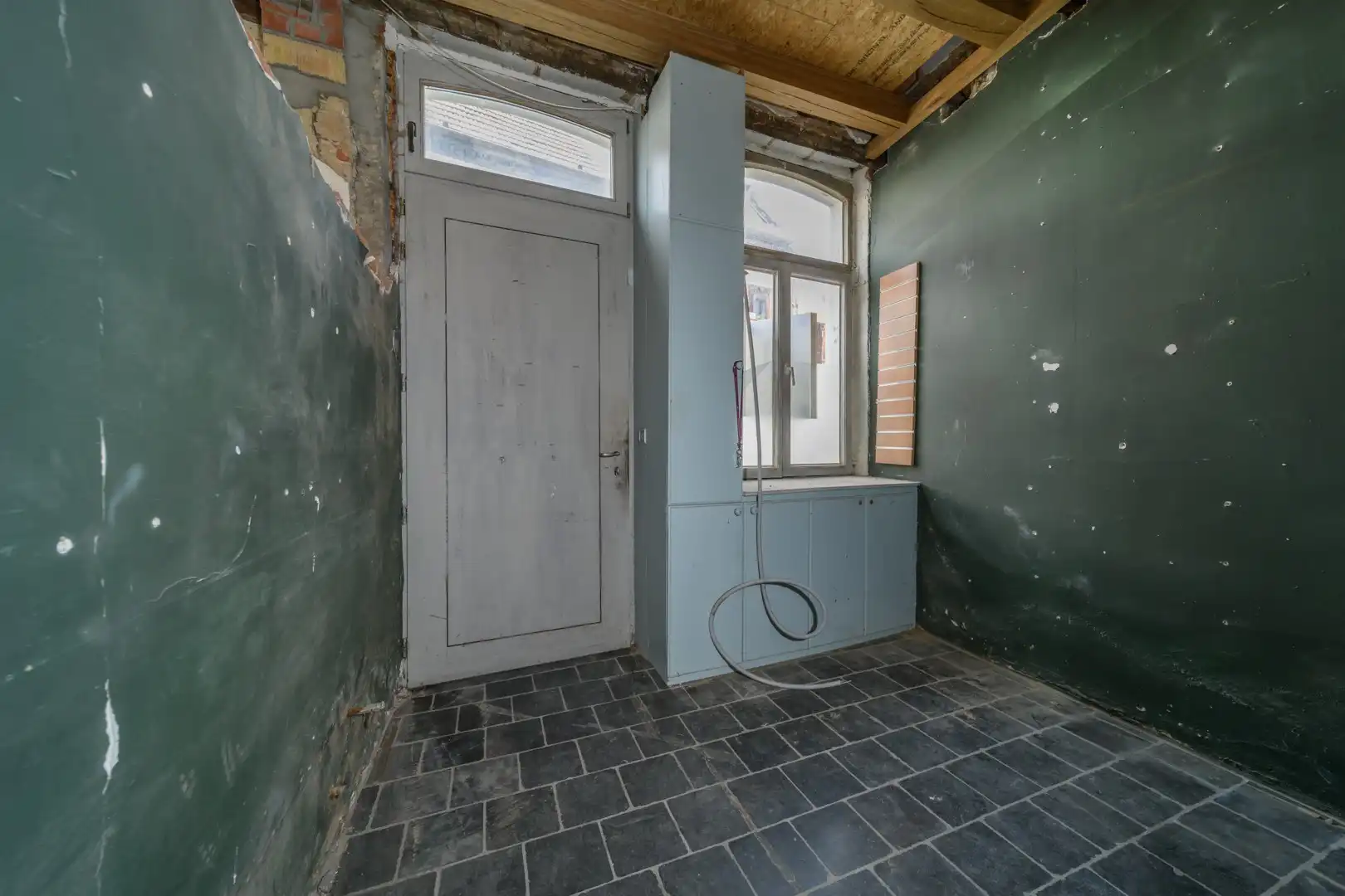 Zeer gunstig en centraal gelegen, verder af te werken karaktervolle woning foto 5