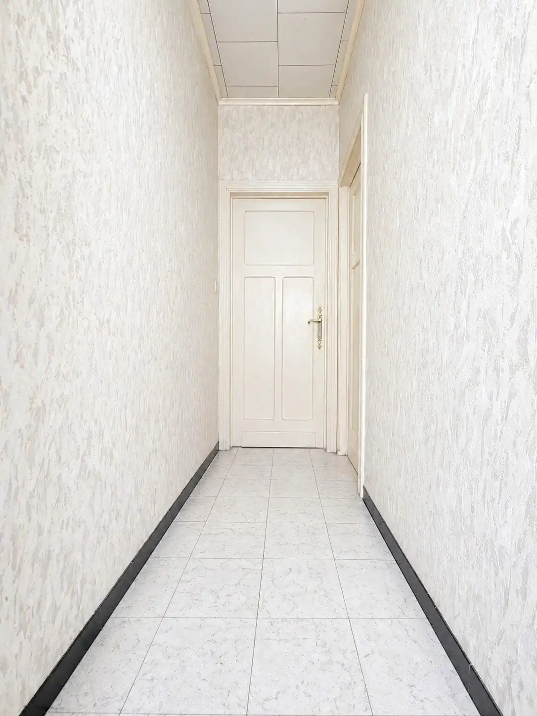 Deze charmante woning met karakter is gelegen op wandelafstand van het station en centrum, biedt een verrassend ruime en praktische indeling, ideaal voor starters of investeerders.  foto 4