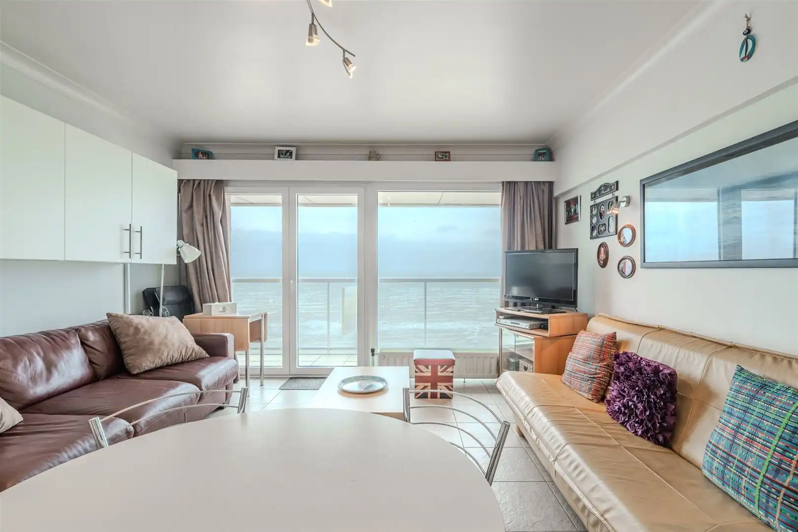 Studio met slaaphoek en frontaal zeezicht foto 4