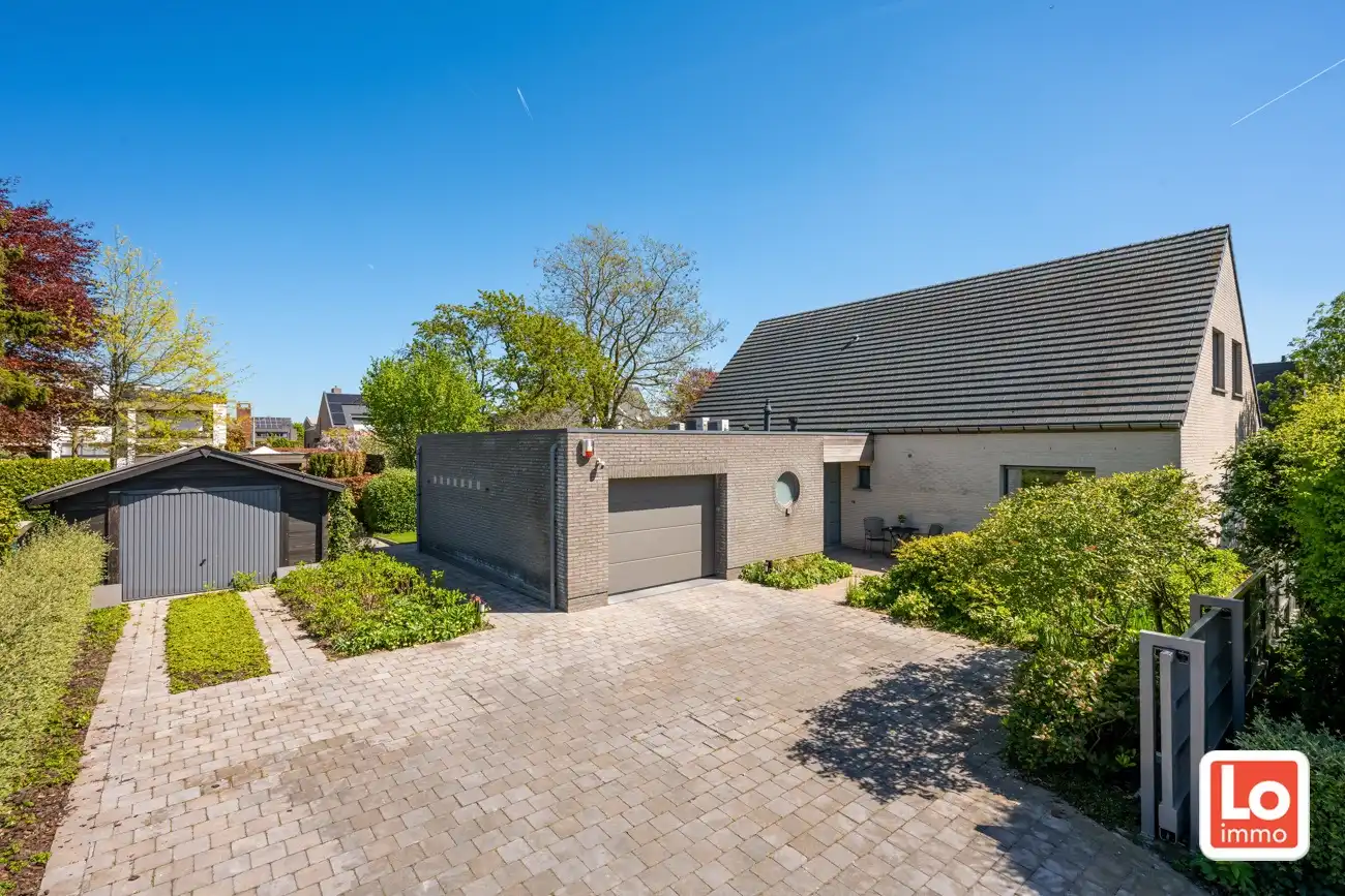 Instap klare open woning met ruime inpandige garage en gezellige tuin op een rustige locatie en toch nabij het centrum van Lochristi! foto 2