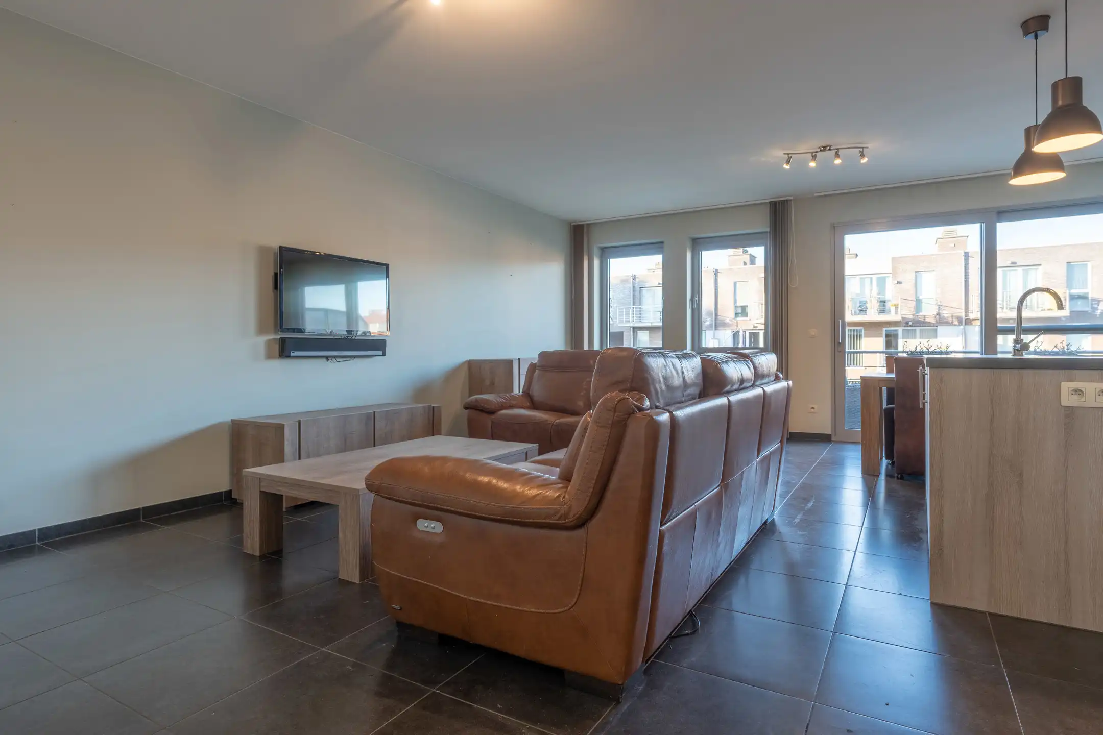 Instapklaar 2-slaapkamer appartement met terras en garagebox foto 3