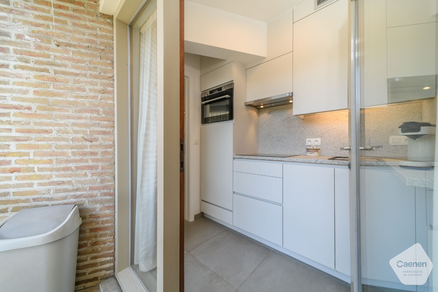 Recent gerenoveerde studio met aparte slaapkamer en terras in hartje De Panne foto 8