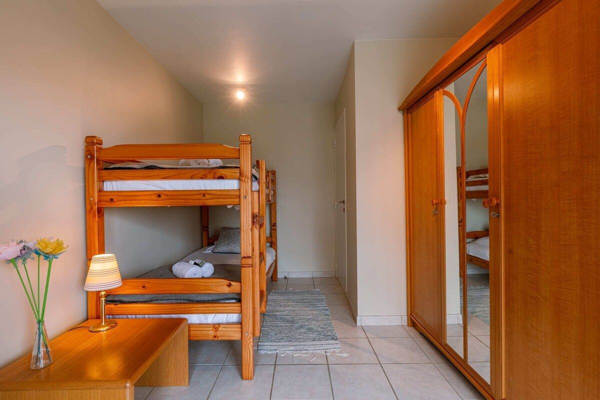 Gemeubeld twee slaapkamer appartement vlak aan zee foto 8