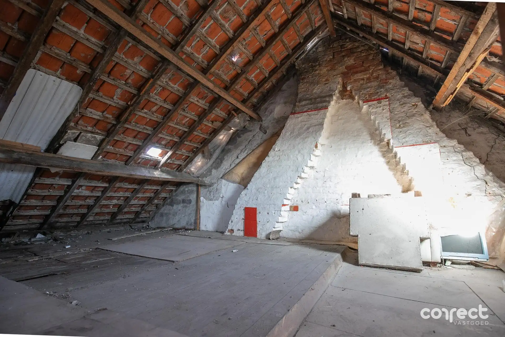 Volledig te renoveren woning met diepe tuin op rustige ligging. foto 6