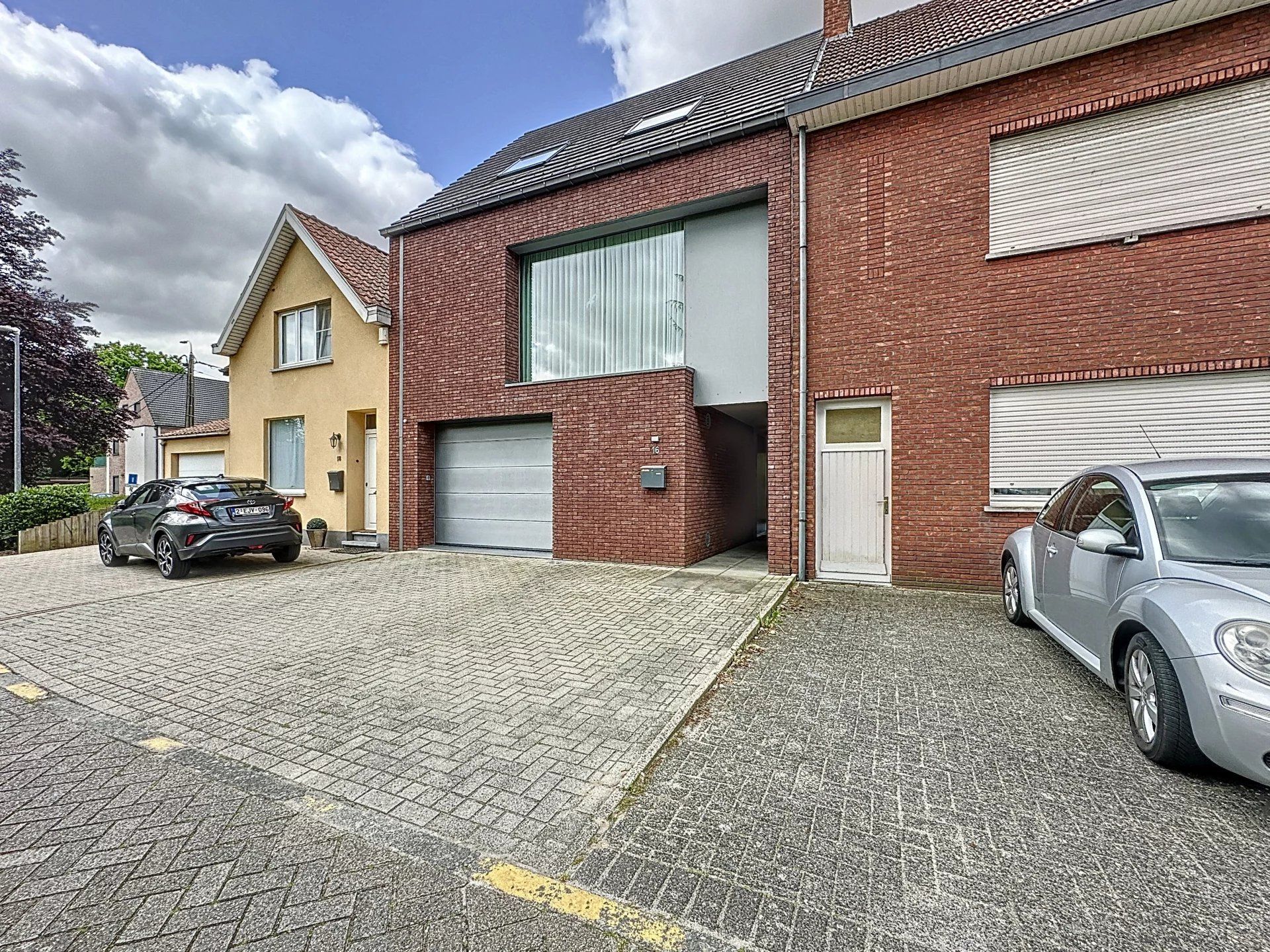 Energiezuinige woning met 3 slaapkamers, 2 badkamers, lift, tuin en terras. foto {{pictureIndex}}