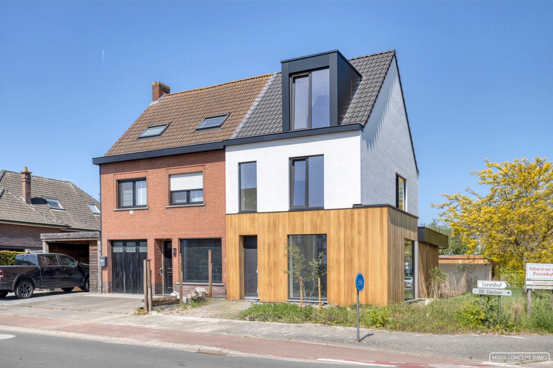 Luxueus afgewerkte woning in Waregem centrum te koop foto {{pictureIndex}}