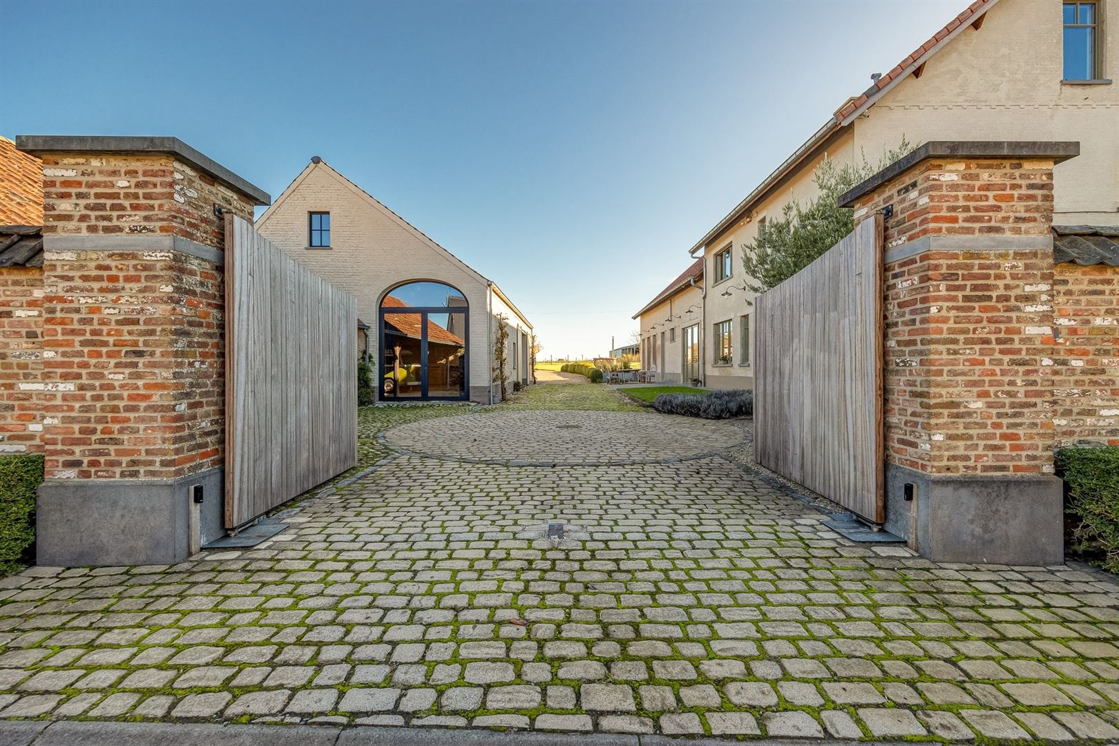 Exclusief landhuis met multifunctioneel bijgebouw foto 3