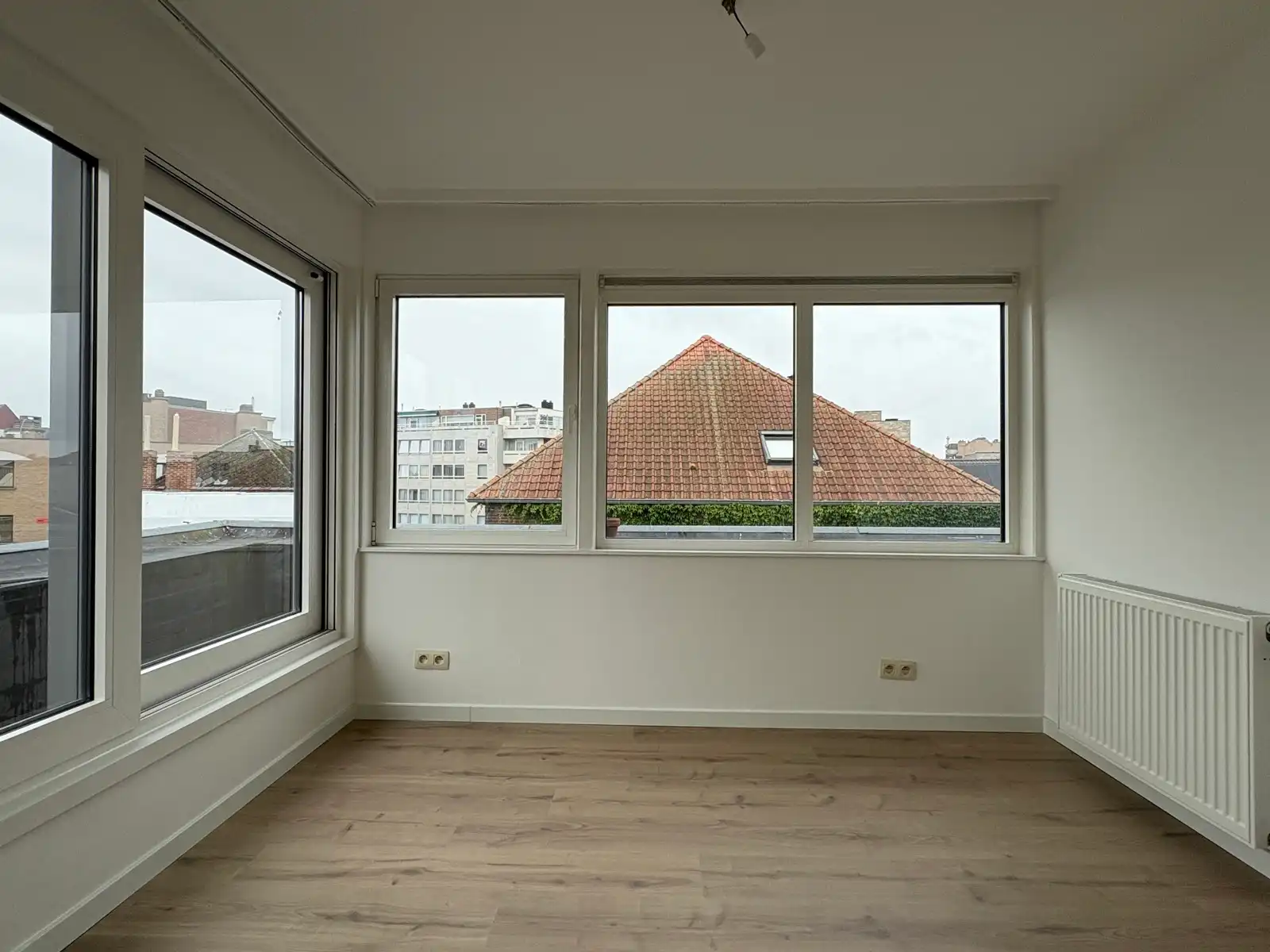 Verzorgde duplex met 1 slaapkamer en bureau foto 16