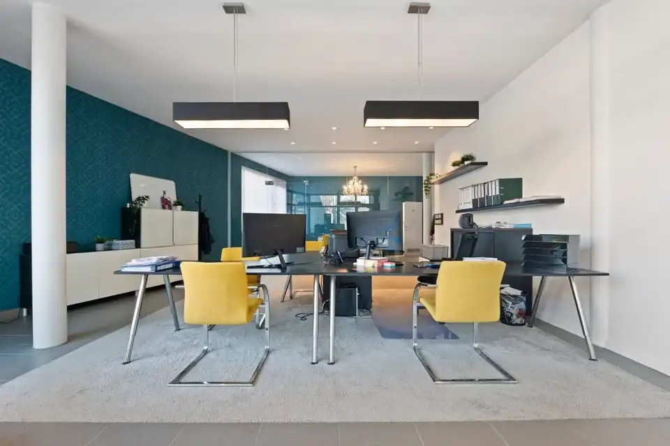 INSTAPKLARE HANDELSRUIMTE MET KANTOOR, VERGADERRUIMTE EN KELDER OP TOPLOCATIE IN SINT-TRUIDEN foto 9