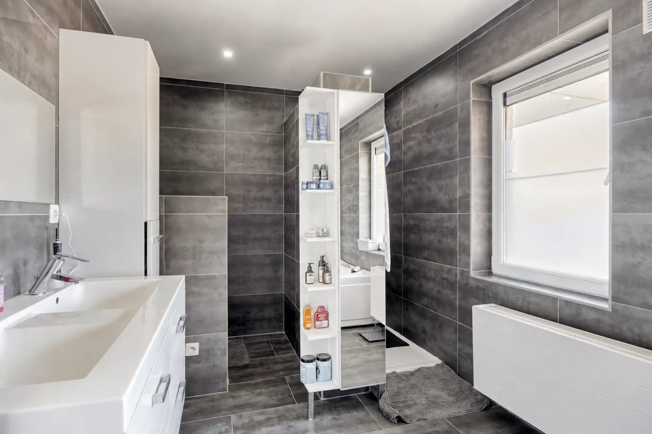 Ruime gezinswoning van 215 m² met vier à vijf slaapkamers en tuin foto 11