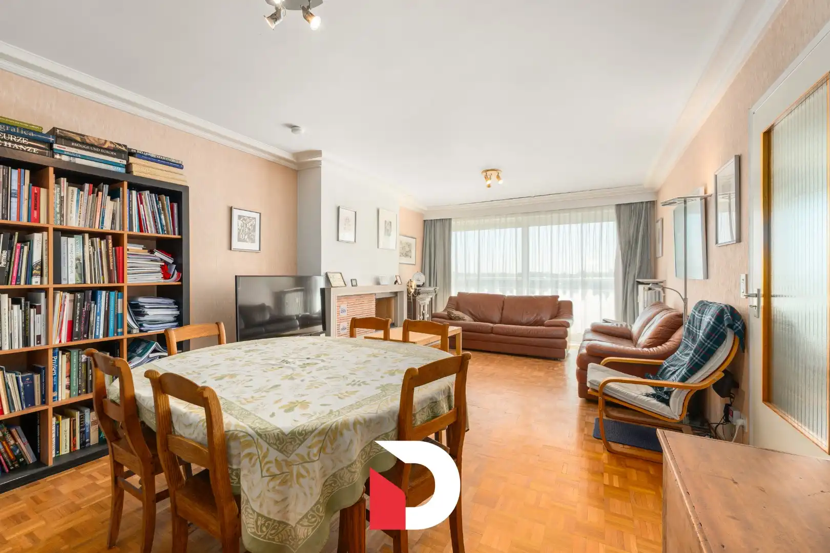 Aangenaam en lichtrijk app. op 5de verdiep met 2 slk.'ers op een toplocatie nabij het centrum van Brugge. foto 3