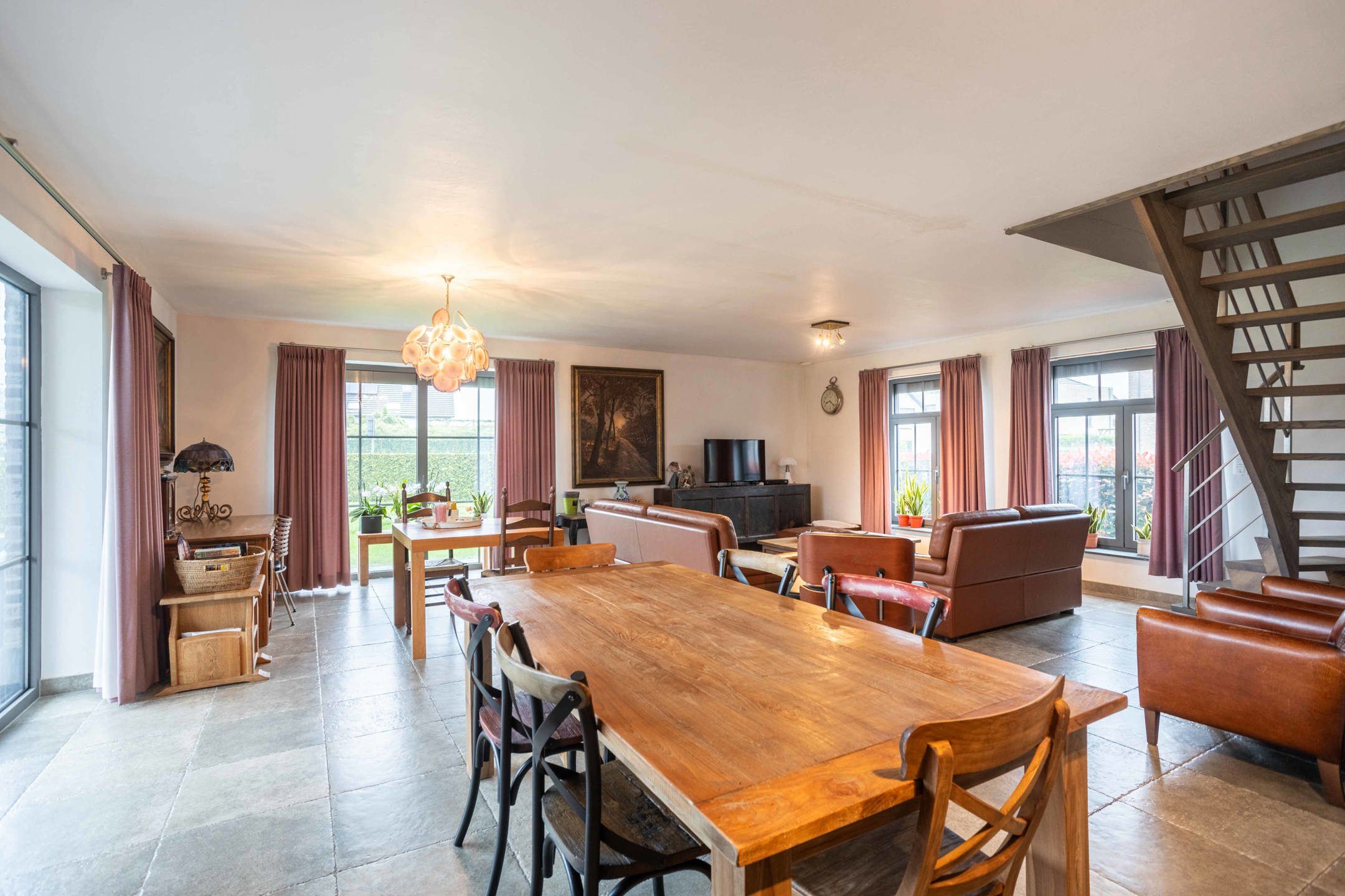Rustig gelegen, recente villa met garage, oprit en tuin! foto 4