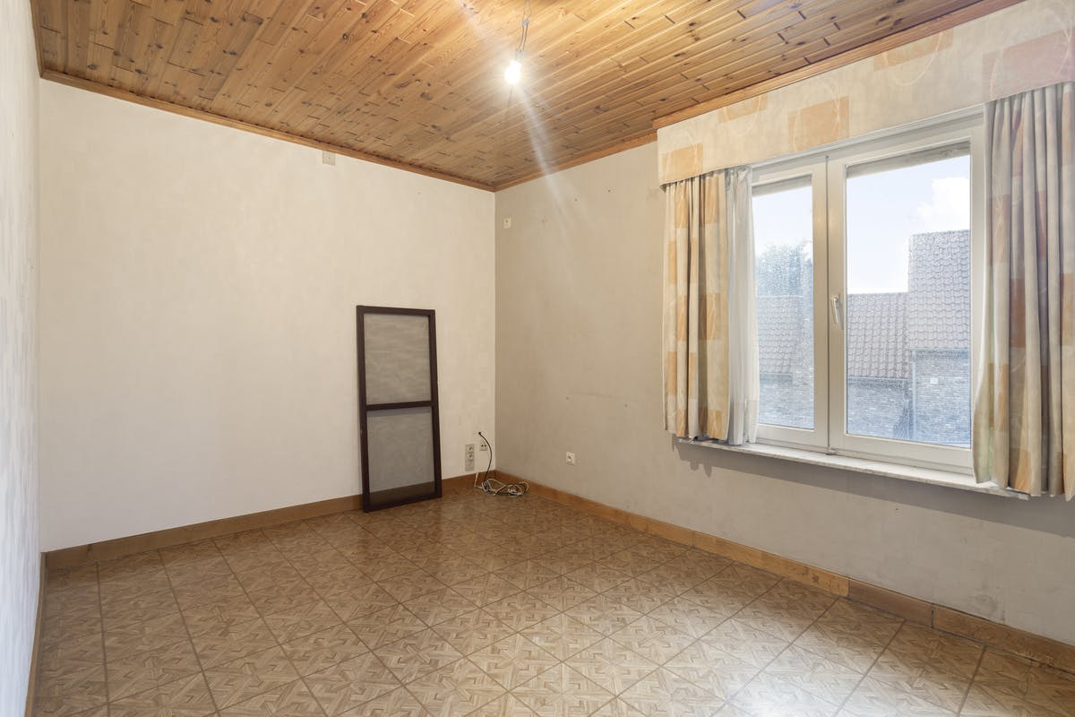 Te renoveren huis te koop met garage in Aartrijke foto 11