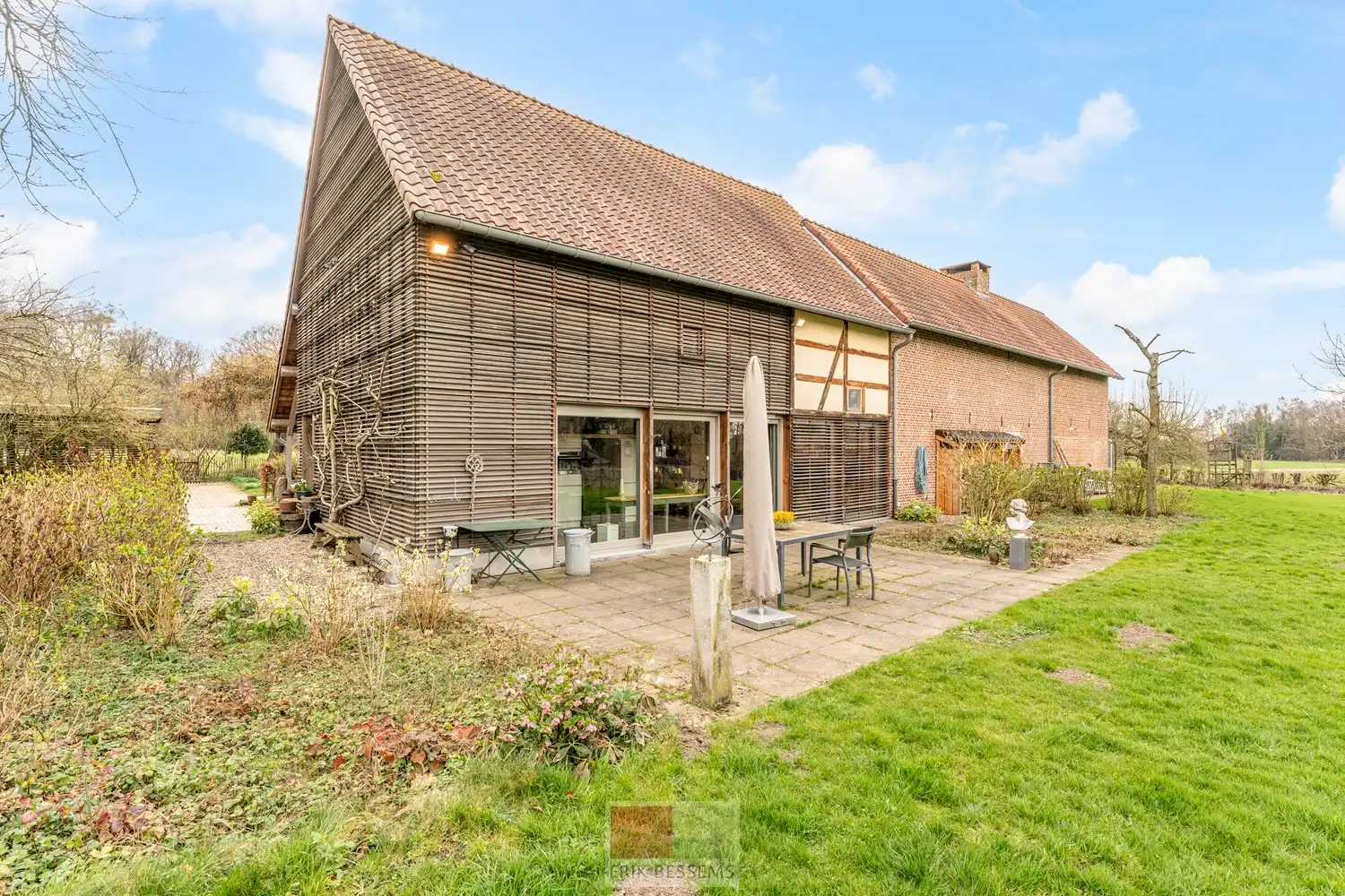 Een zeer karaktervol woonerf van maar liefst 3996 m² met bijzondere uitstraling, bestaande uit een prachtige hoofdwoning (voormalige schuur en stallen) en een charmant vakwerkhuis. foto 4