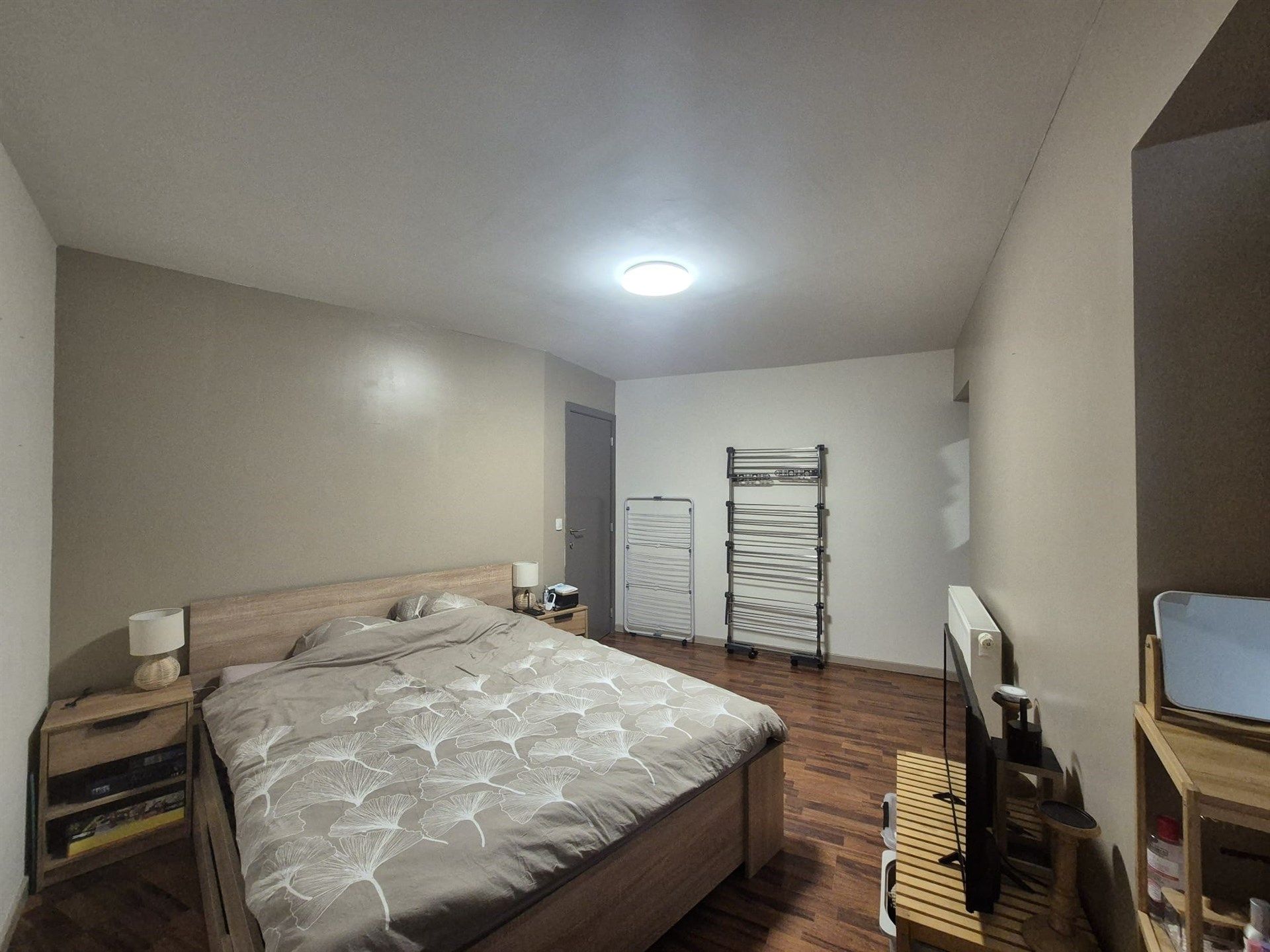 Centraal gelegen instapklaar 2 slaapkamer appartement foto 12