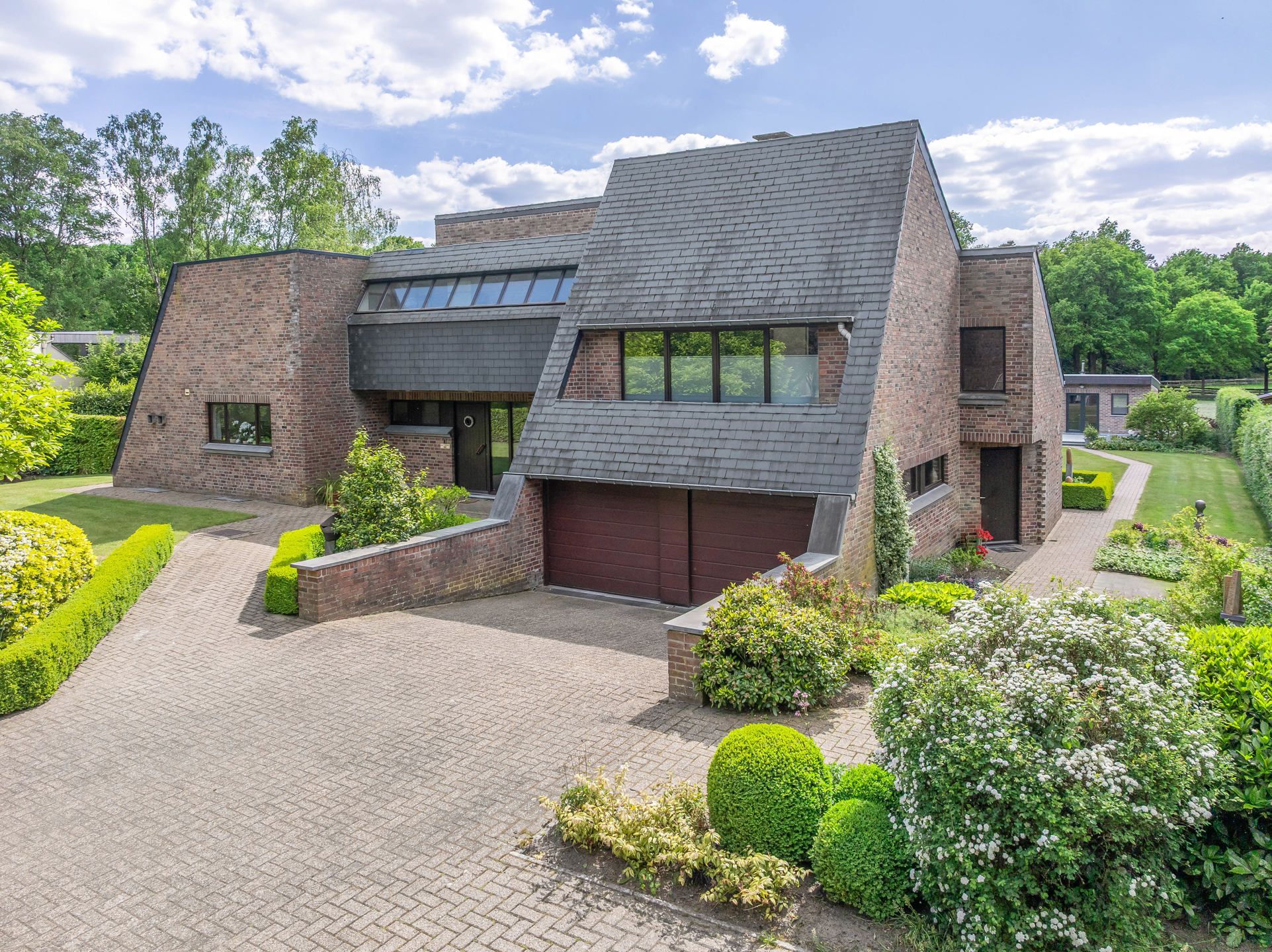 Hoofdfoto van de publicatie: Architecturale gezinswoning met atelier en weids uitzicht
