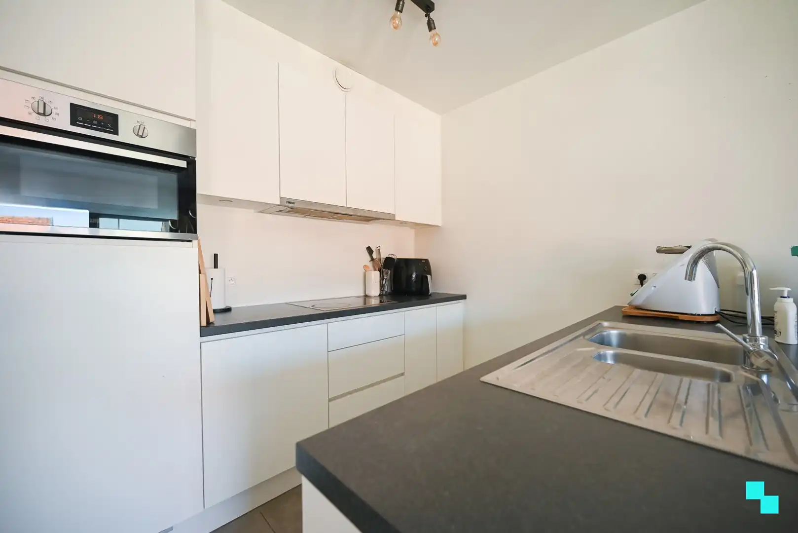 Instapklaar appartement met divers maatmeubilair te Izegem (Emelgem) foto 11