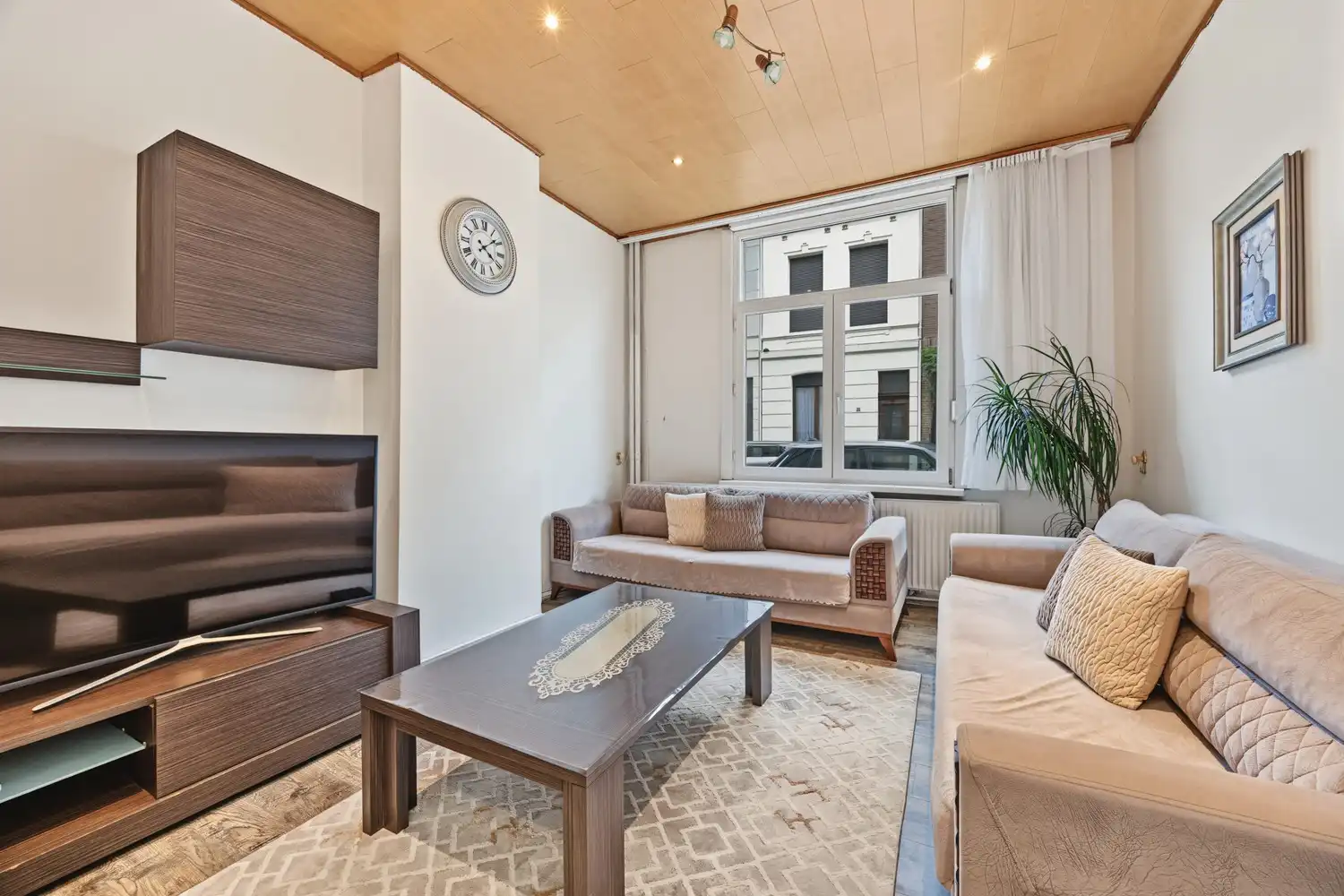 Te renoveren woning met 5 slaapkamers, 2 badkamers en ruime tuin! foto 2