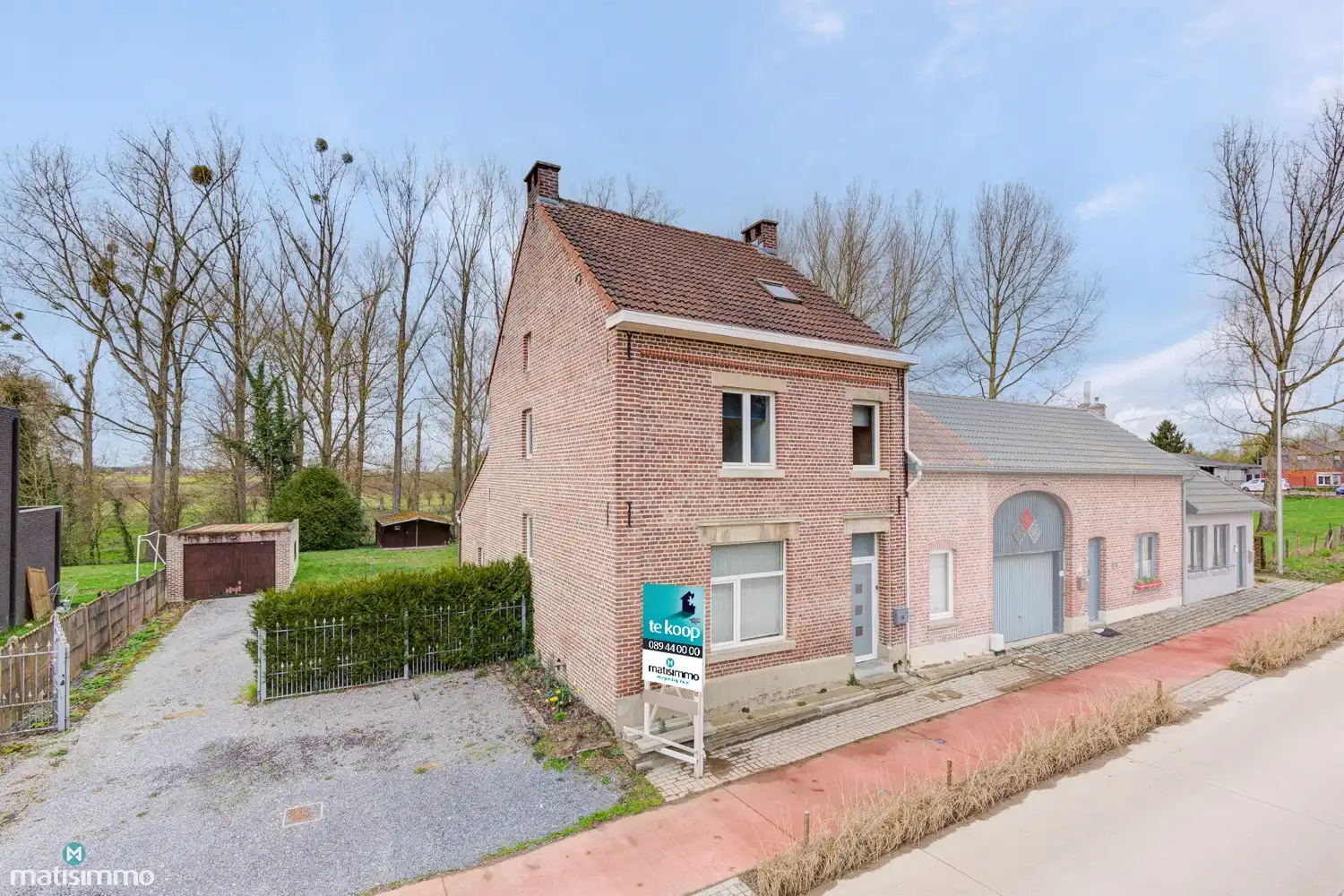 Hoofdfoto van de publicatie: GOED ONDERHOUDEN GEZINSWONING MET 3 RUIME SLAAPKAMERS OP EEN RUIM PERCEEL VAN 9A 21CA