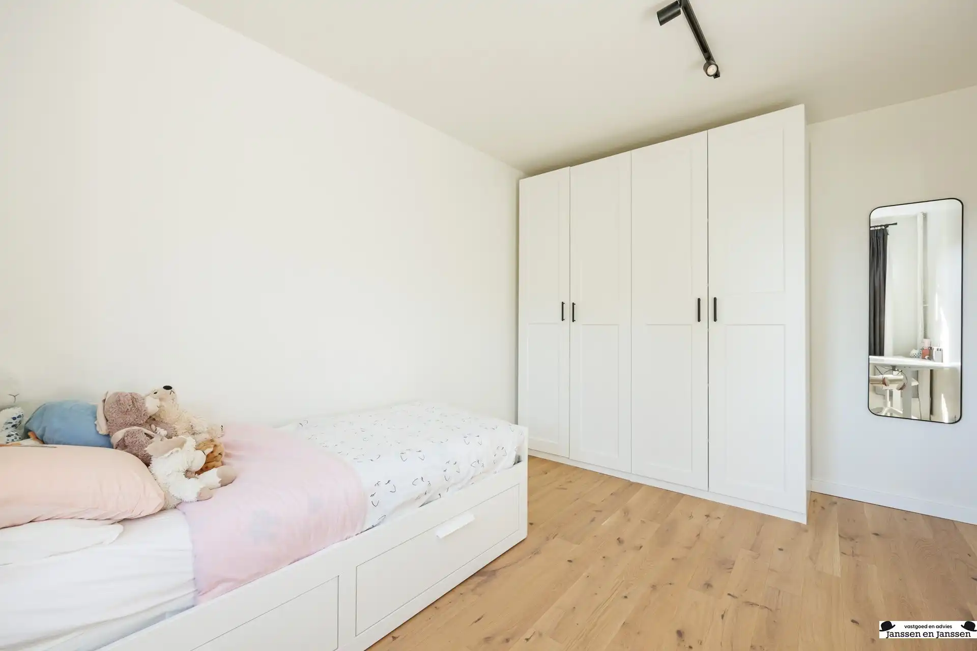 Prachtig gerenoveerde woning met 4 slaapkamers, garage en zonnige tuin foto 18