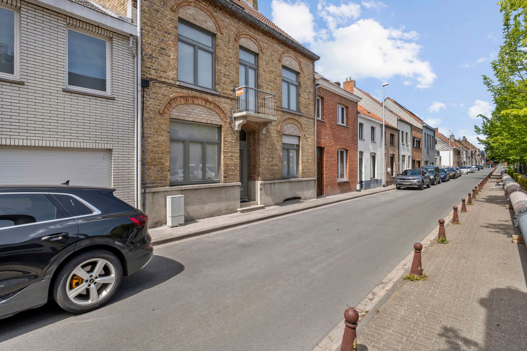 Charmant herenhuis met garage vlakbij het centrum van Gistel foto {{pictureIndex}}