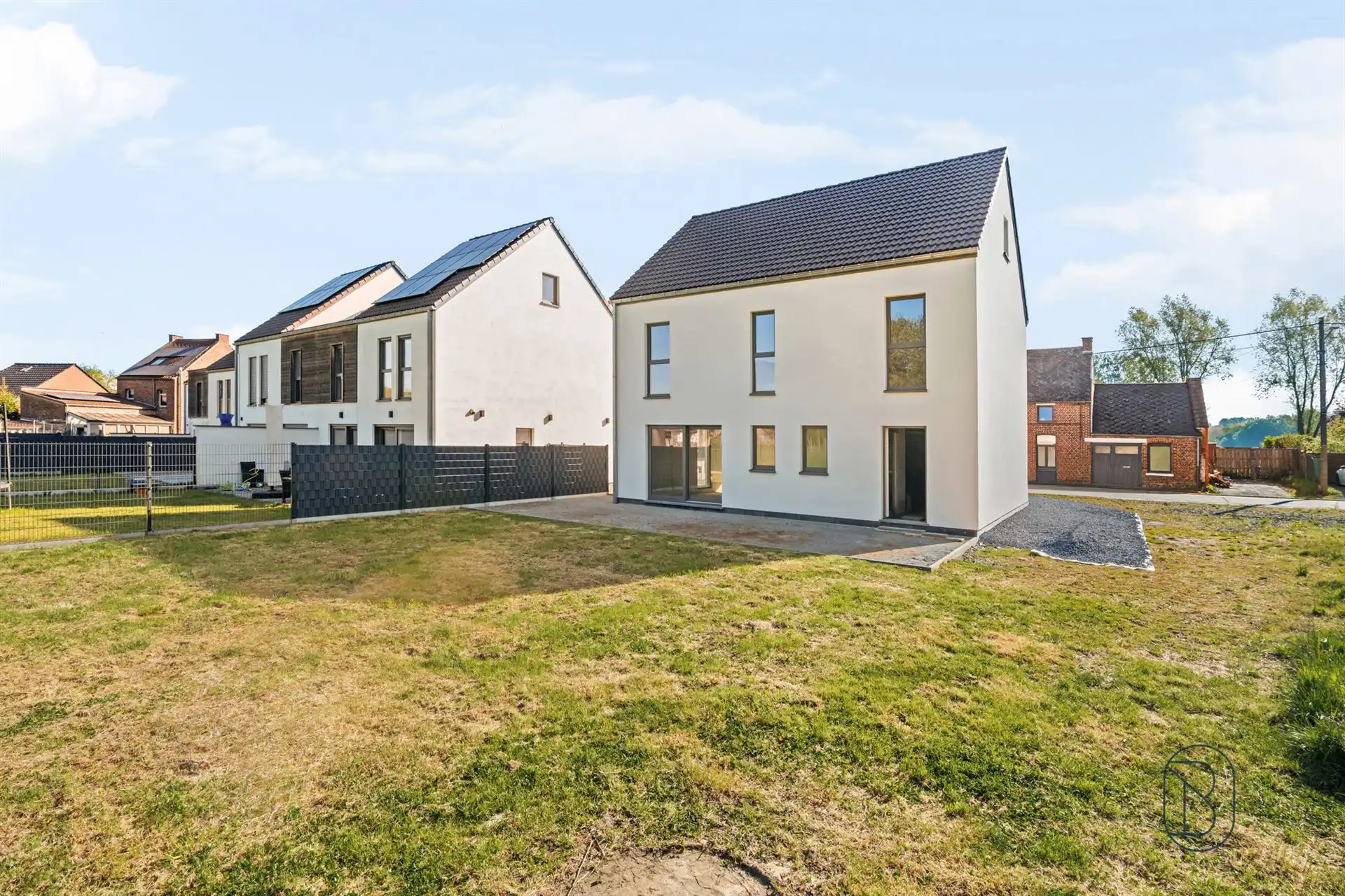 Vrijstaande woning met tuin – creëer uw eigen thuis foto {{pictureIndex}}