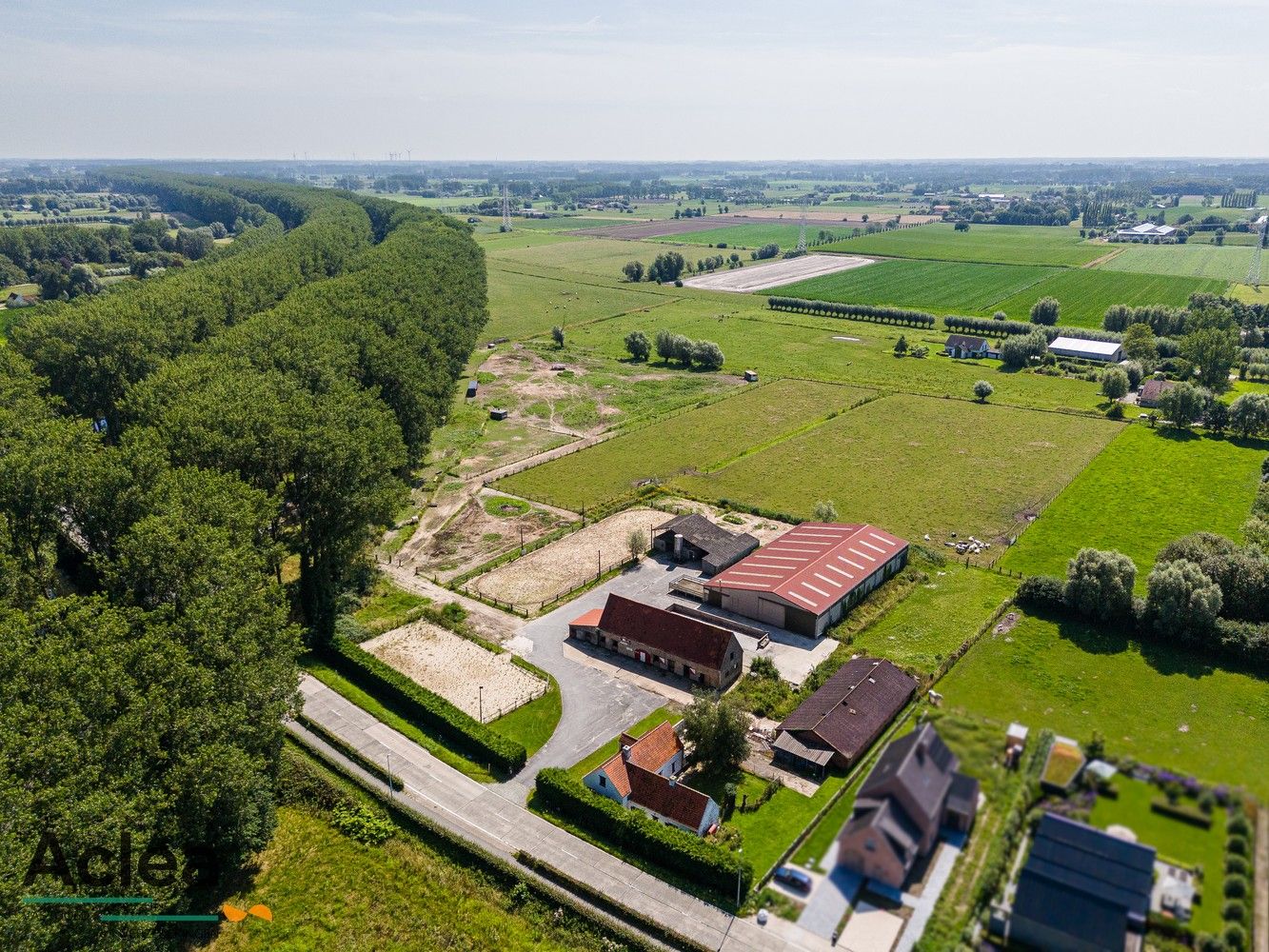 Unieke karaktervolle hoeve met manege op 12.121m² foto 3