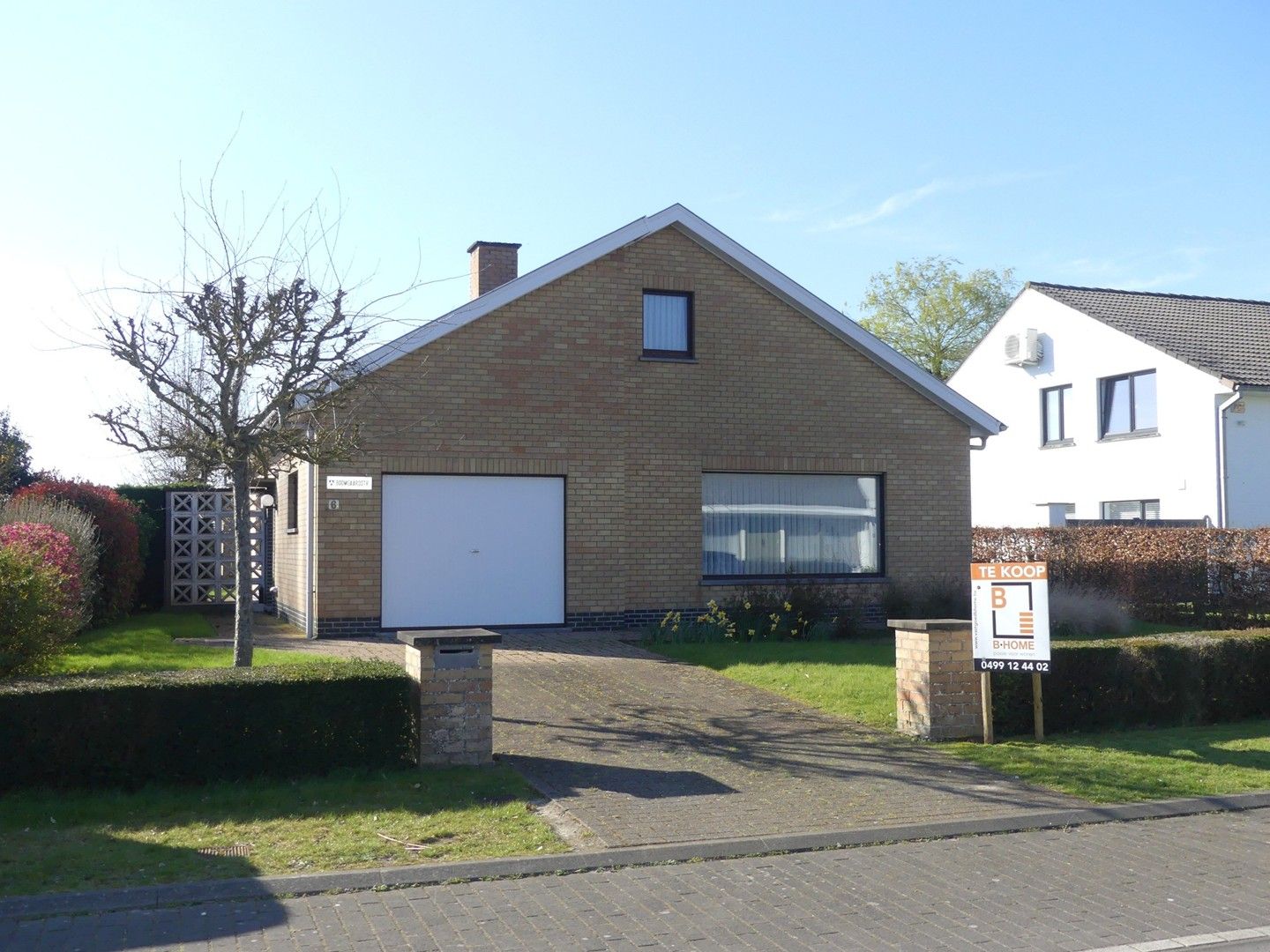 Hoofdfoto van de publicatie: Ruime alleenstaande villa-bungalow met zongerichte tuin en garage