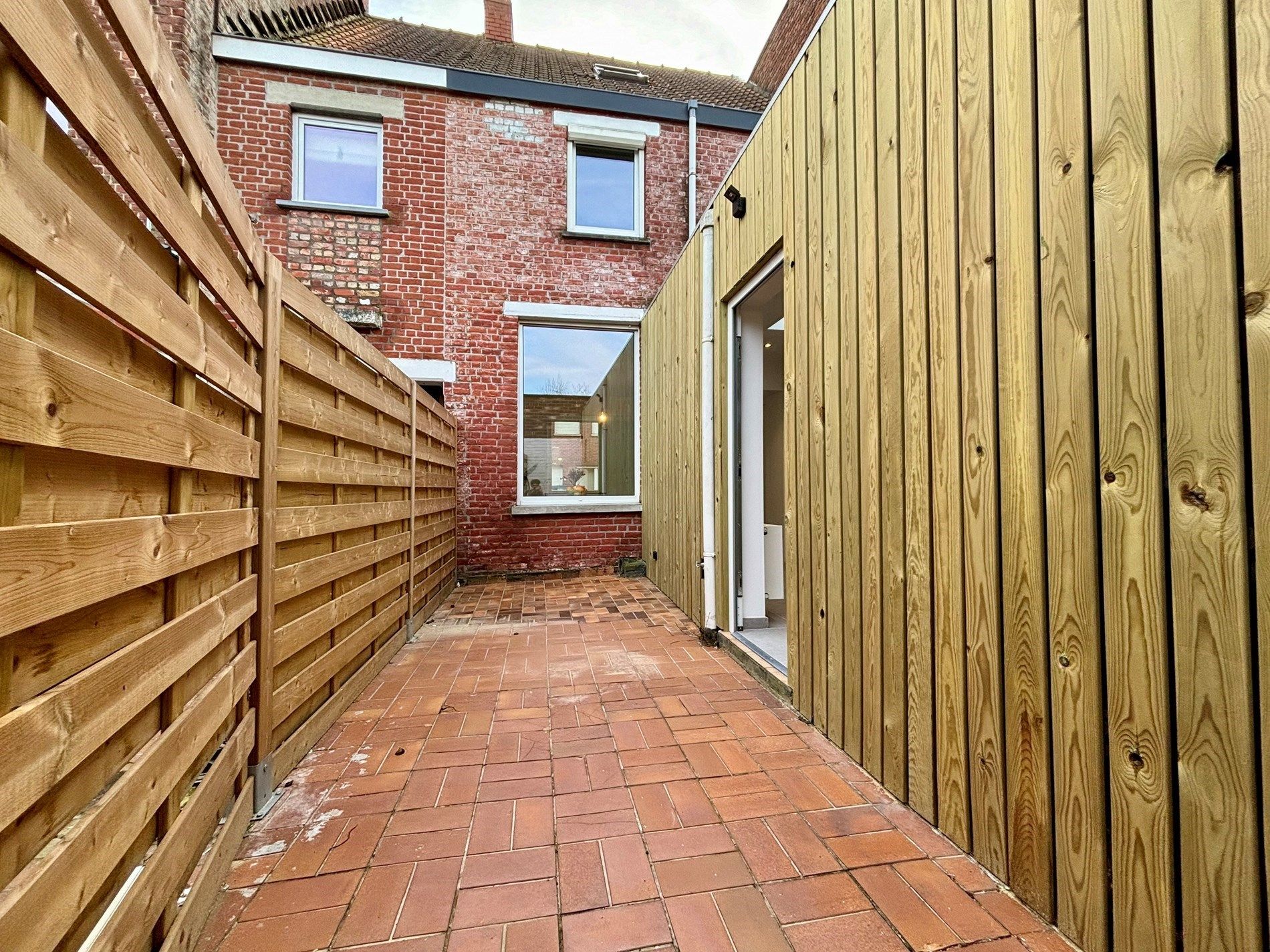 Instapklare, knap gerenoveerde rijwoning op wandelafstand van het centrum van Kuurne. foto 24