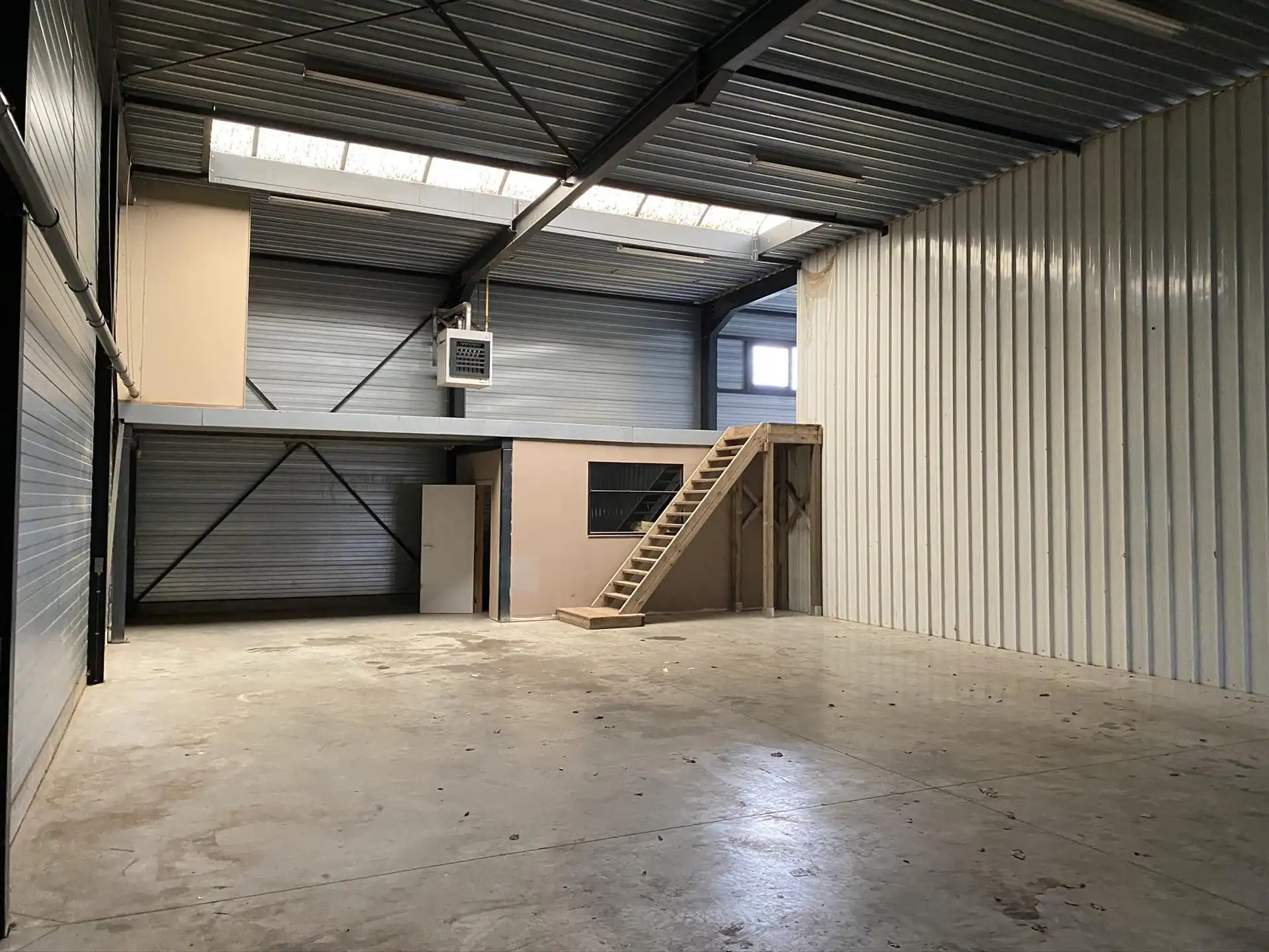 BEDRIJFSGEBOUW MET GROOT BUITENTERREIN IN GENK foto 21