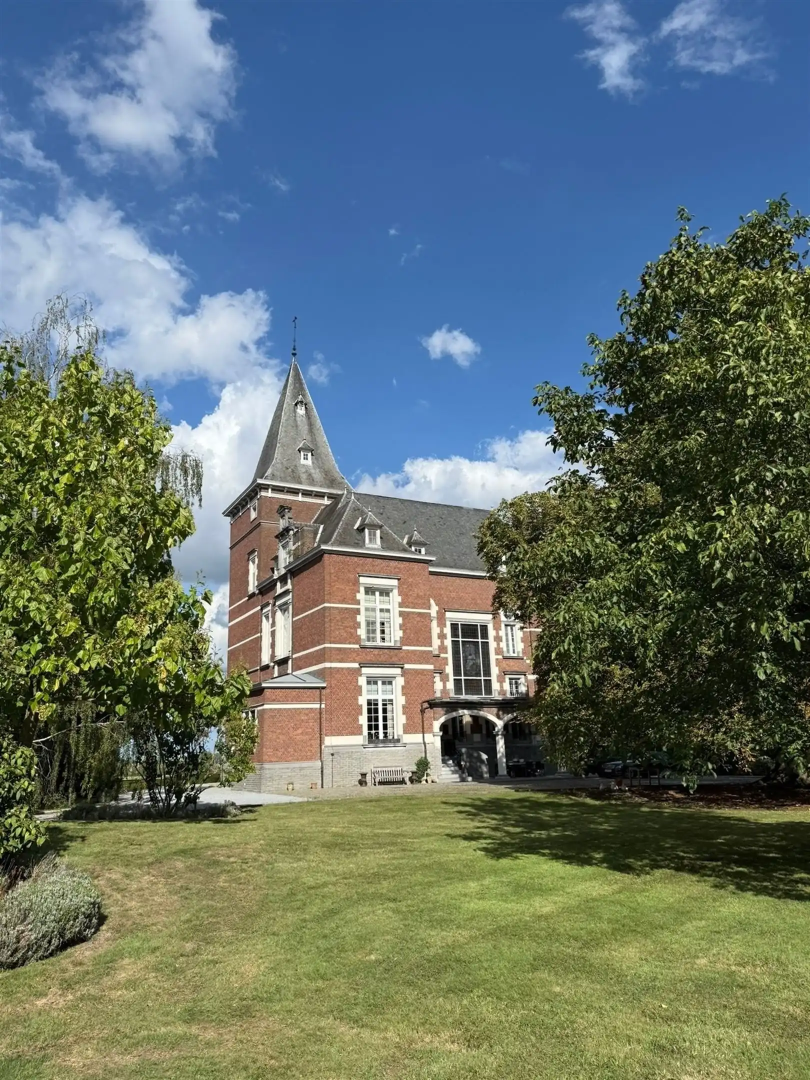 Instapklaar kasteeldomein met vierkantshoeve foto 4