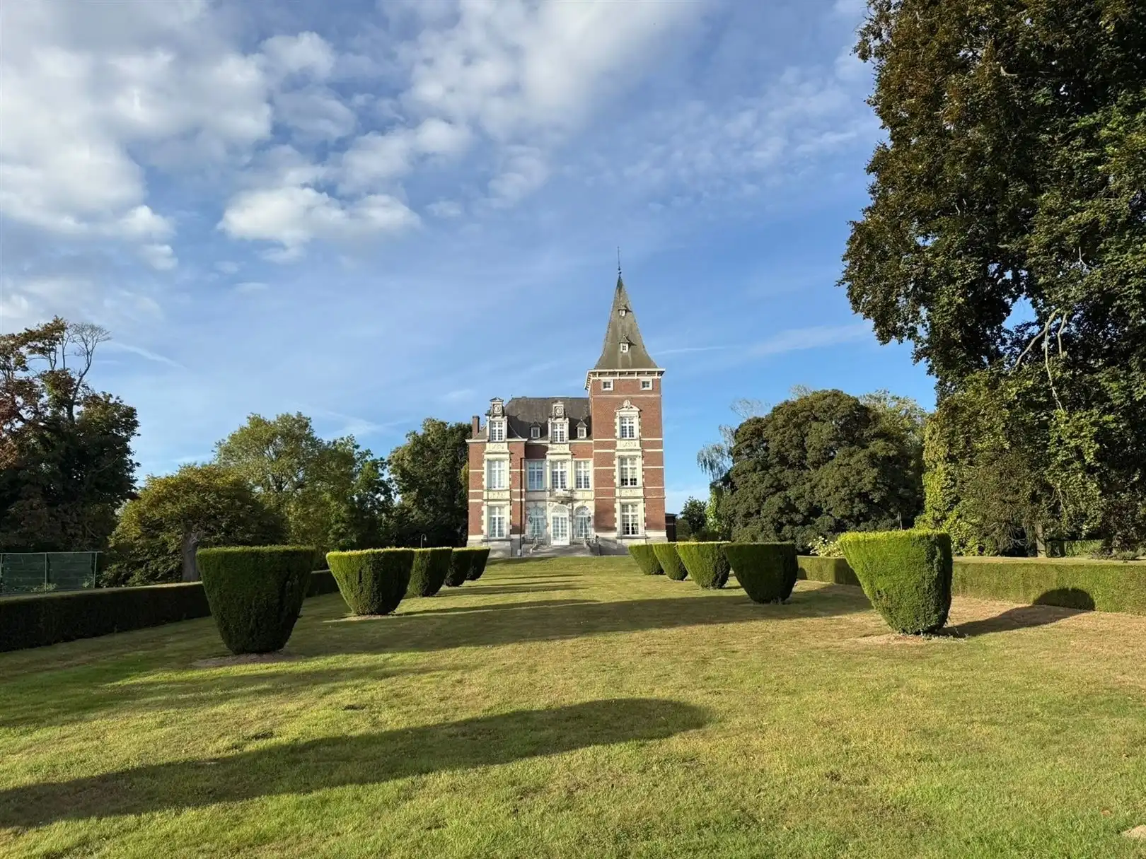 Instapklaar kasteeldomein met vierkantshoeve foto 4