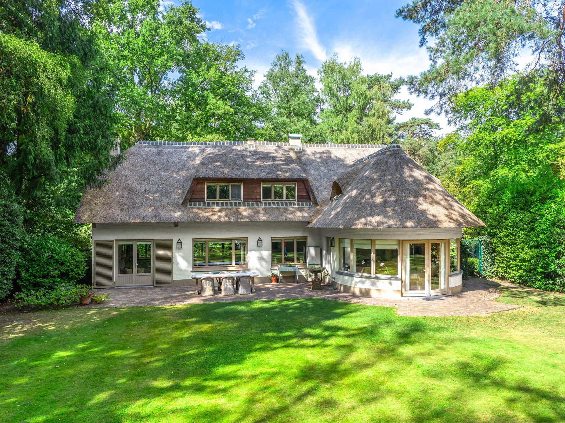 Charmante klasse-villa met rieten dak in bosrijke omgeving foto {{pictureIndex}}