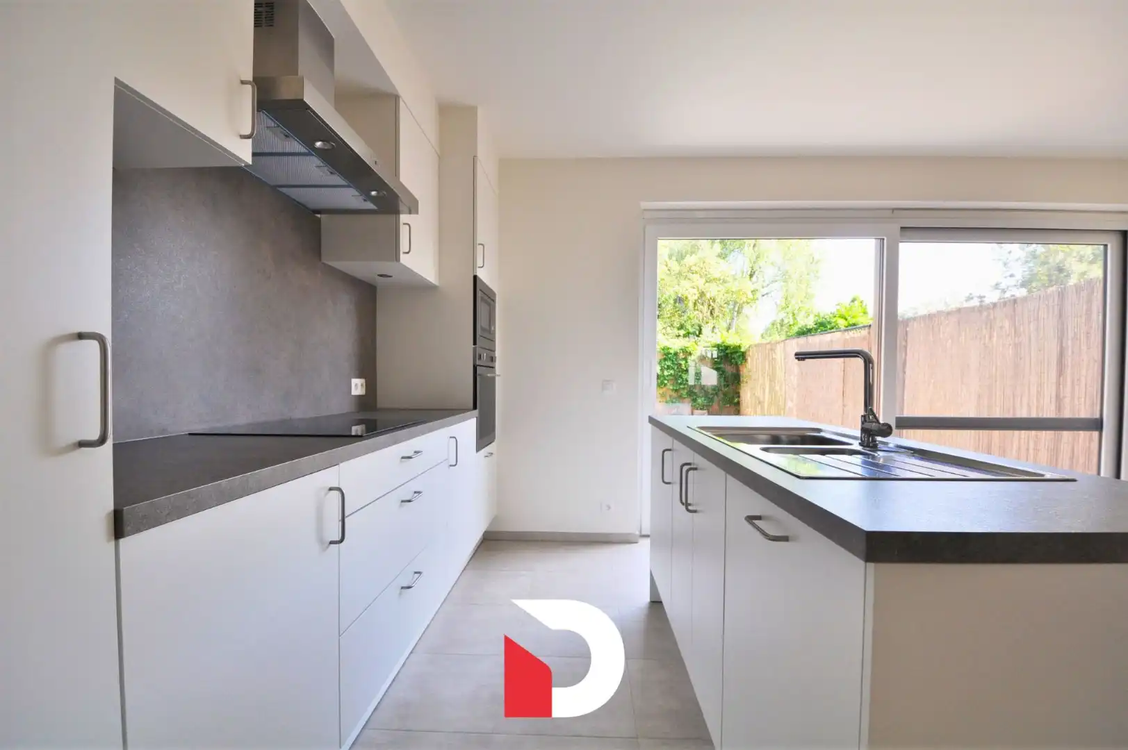 Ruime recente woning met 4 slaapkamers, garage en autostaanplaats foto 4