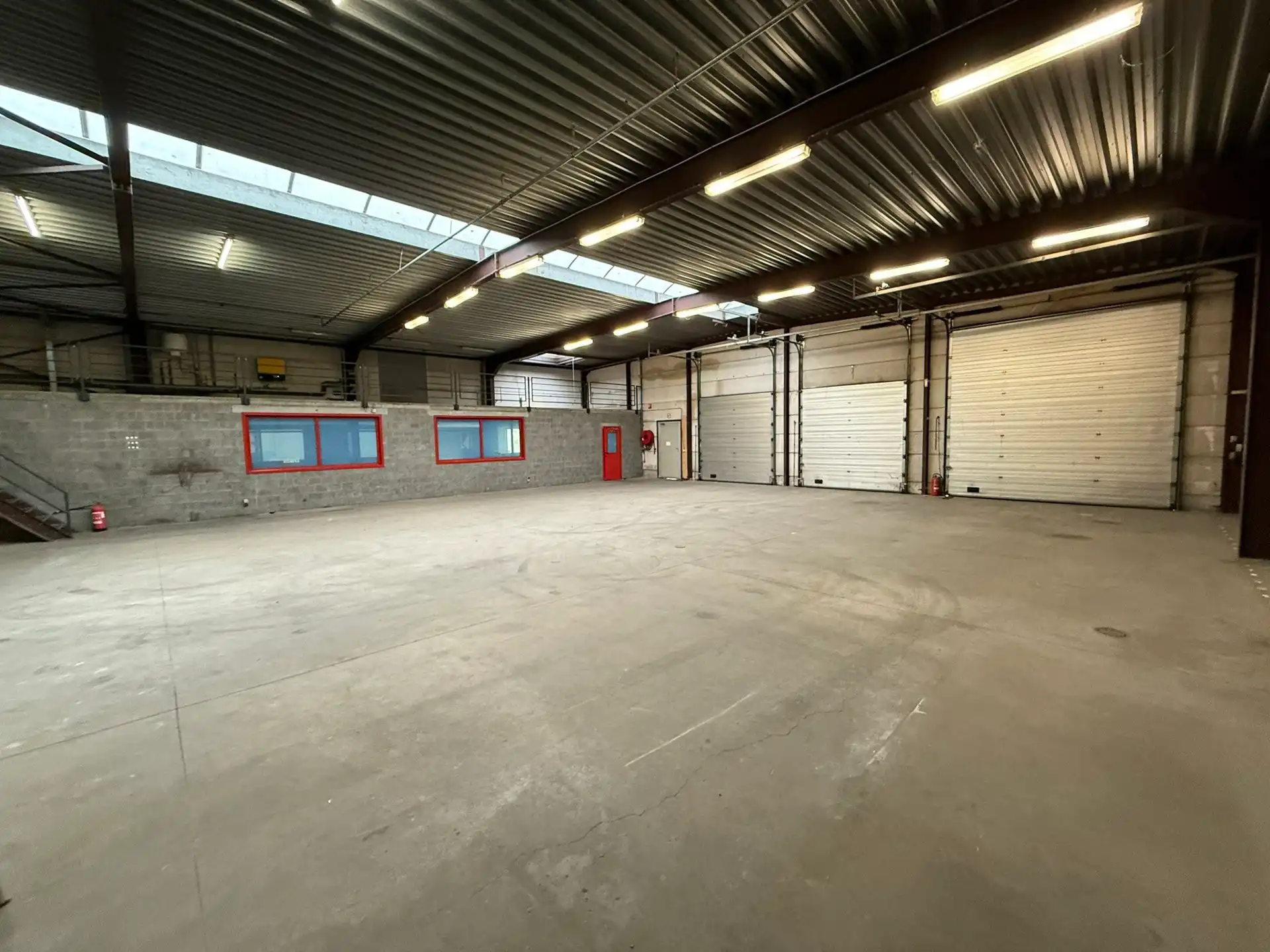 Magazijn met kantoren te huur in industriezone TTS te Temse foto 4