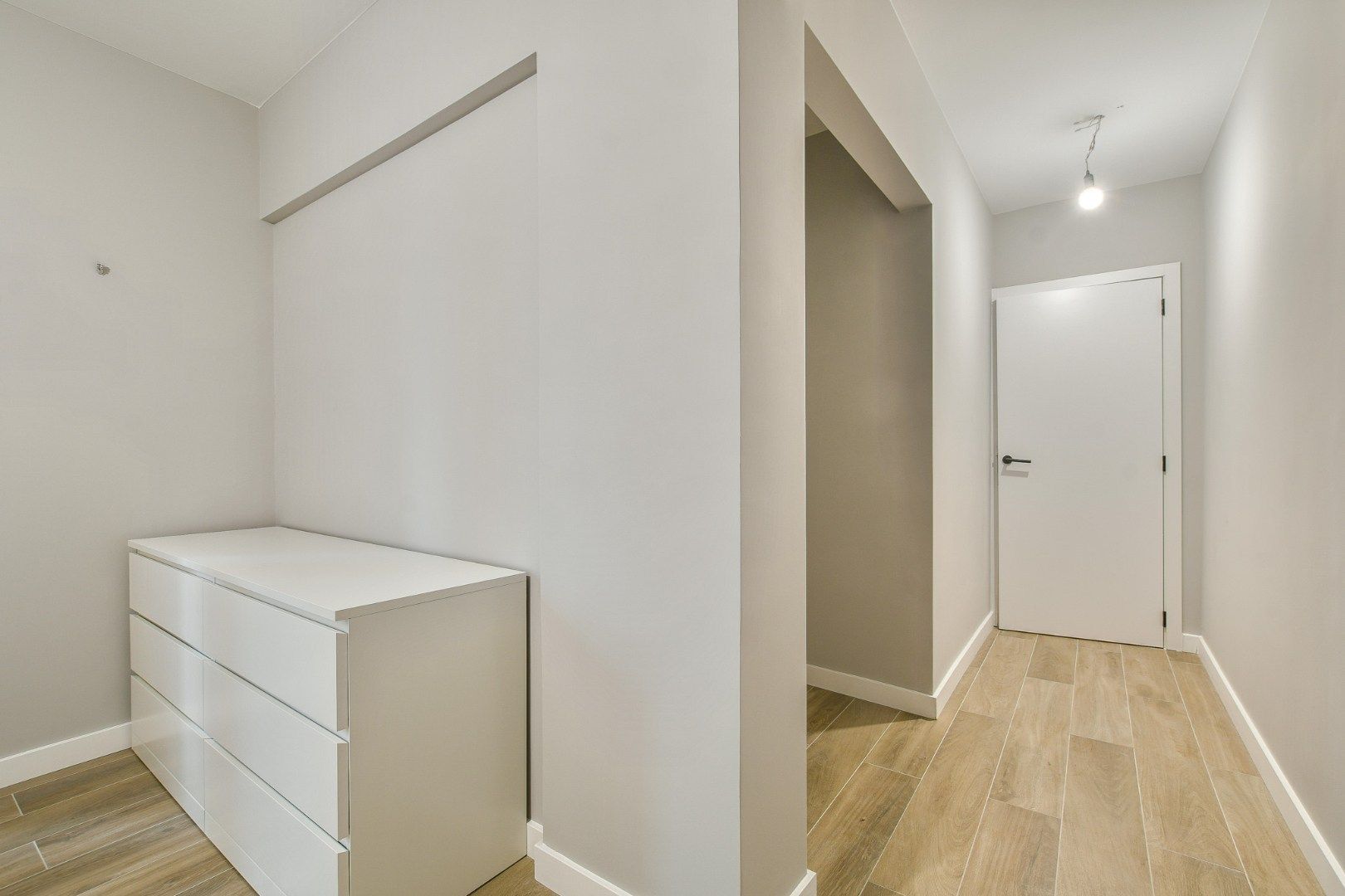 Gerenoveerd en bemeubeld 2-slaapkamerappartement op toplocatie te huur! foto 17
