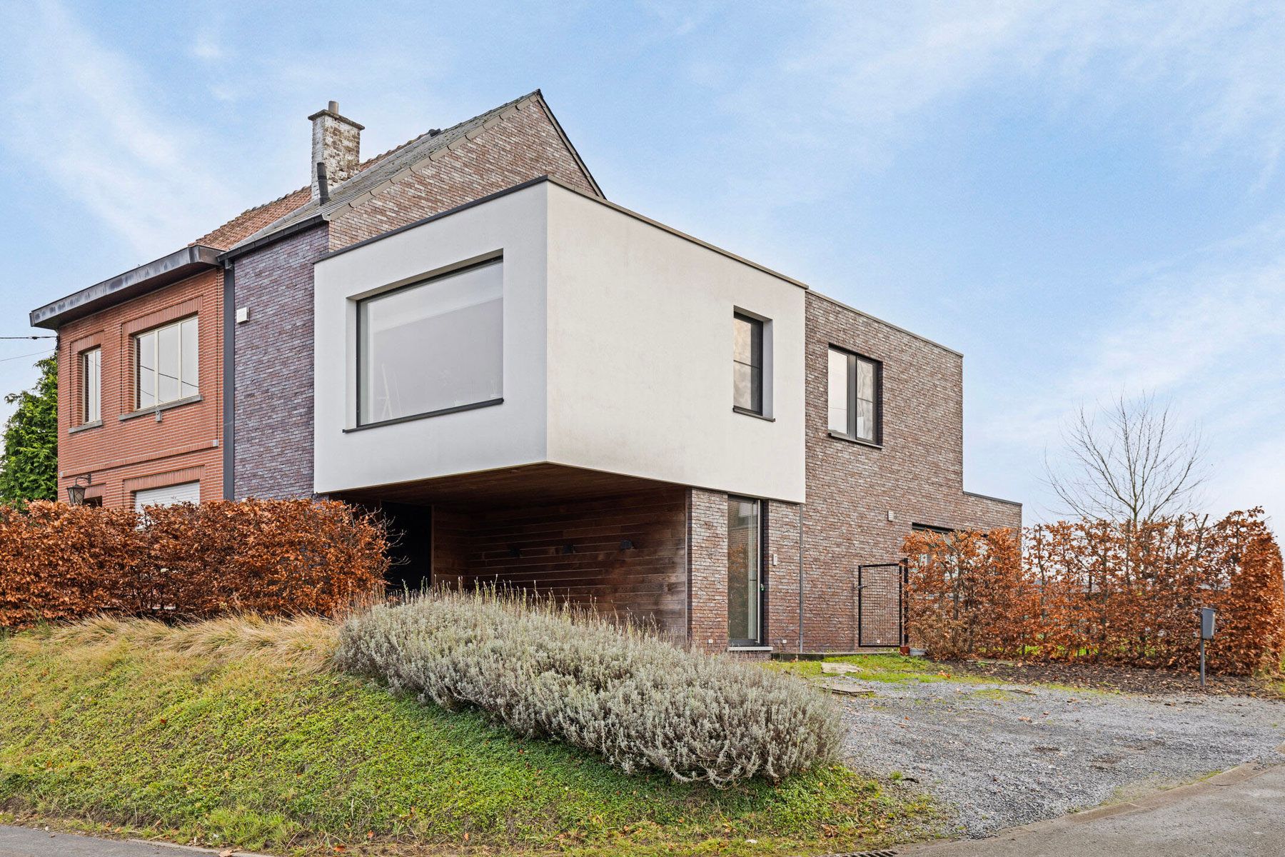 Lichte en ruime moderne woning in Lembeek foto {{pictureIndex}}