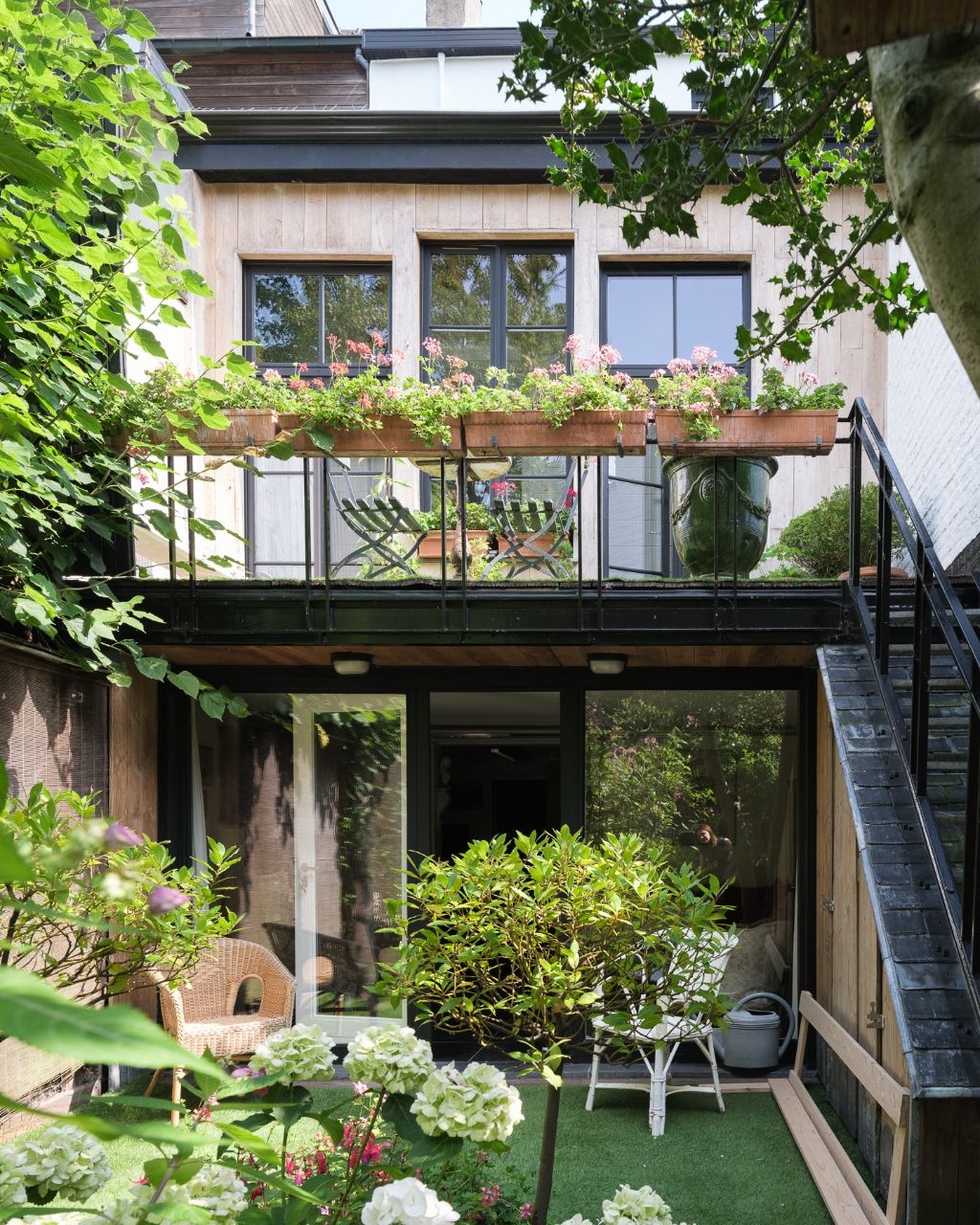 Karaktervolle burgerwoning met drie slaapkamers en een aangename, groene tuin op een uitstekende locatie in Gent. foto 29