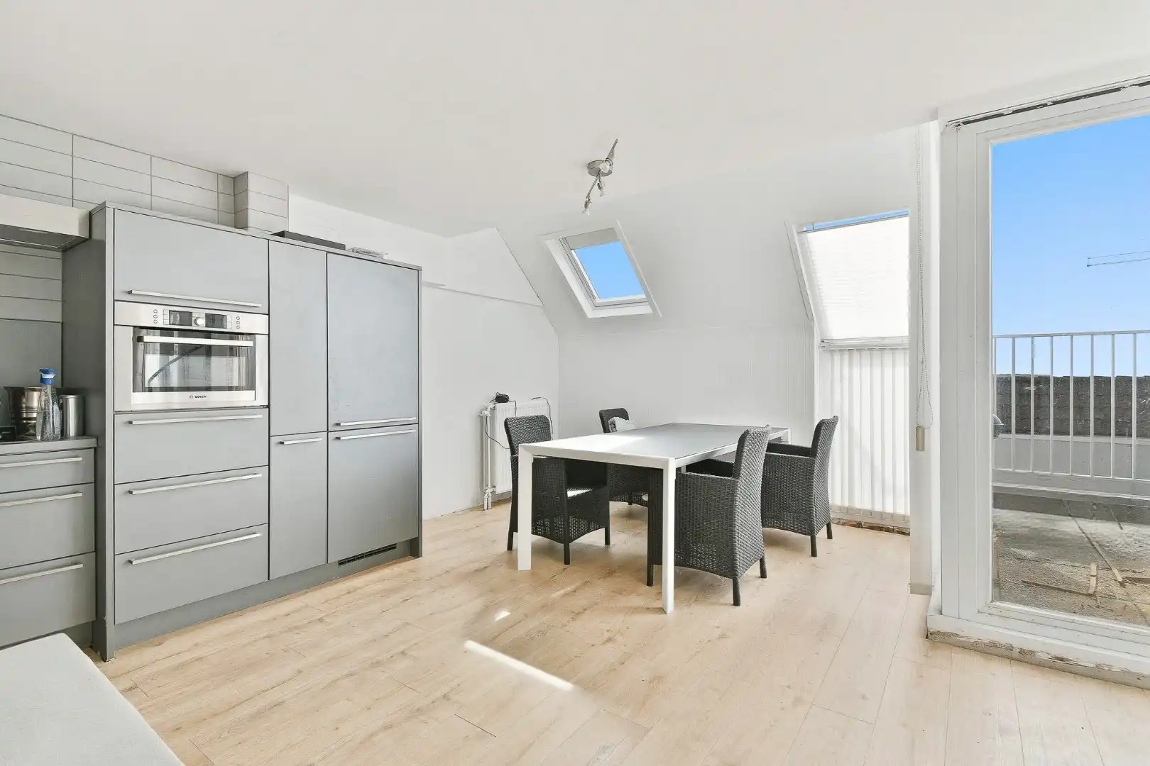Duplex-appartement met twee ruime slaapkamers en een ruim en intiem terras foto {{pictureIndex}}