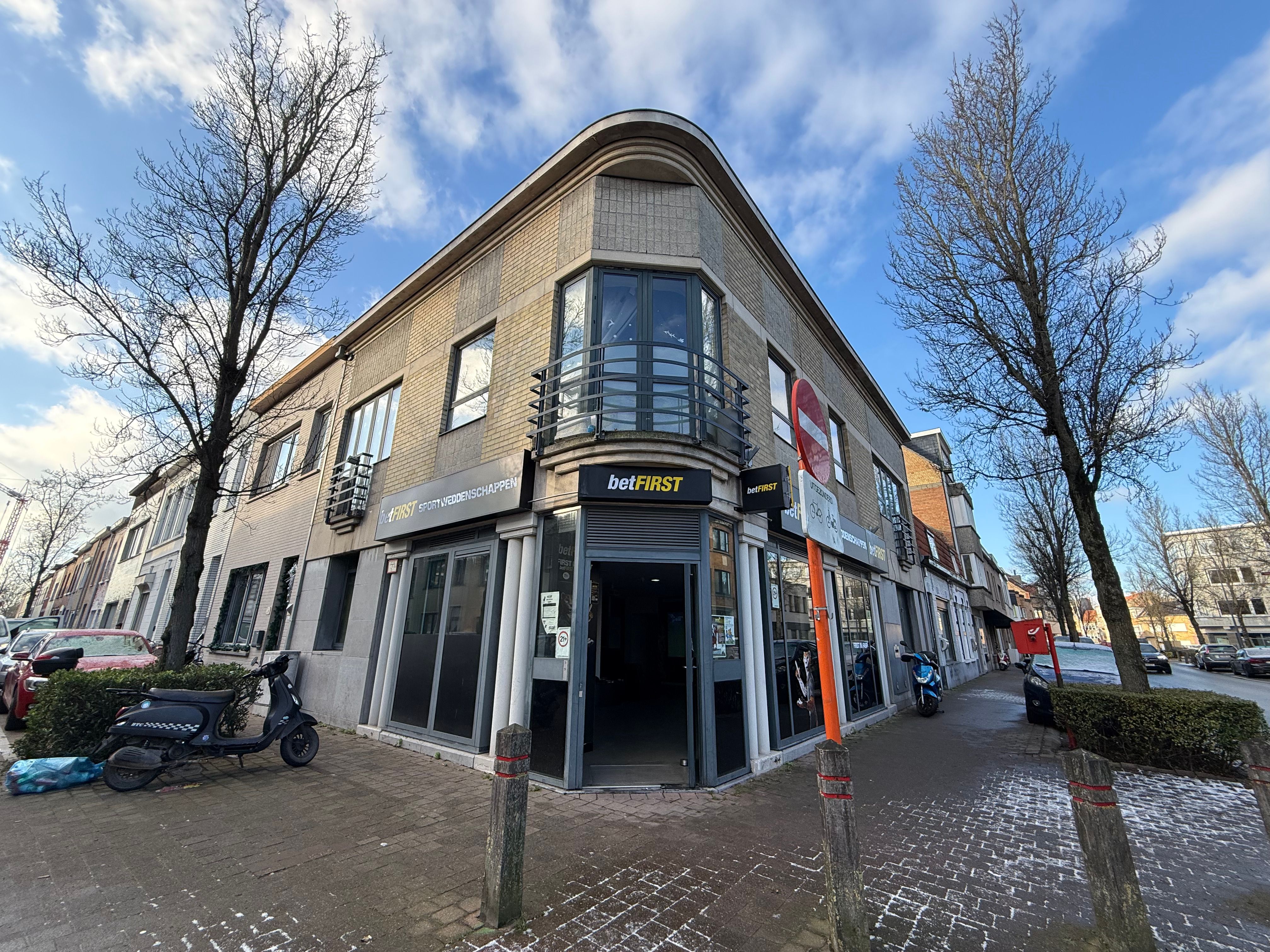 Hoek handelsgelijkvloers 95 m² + kelder foto {{pictureIndex}}