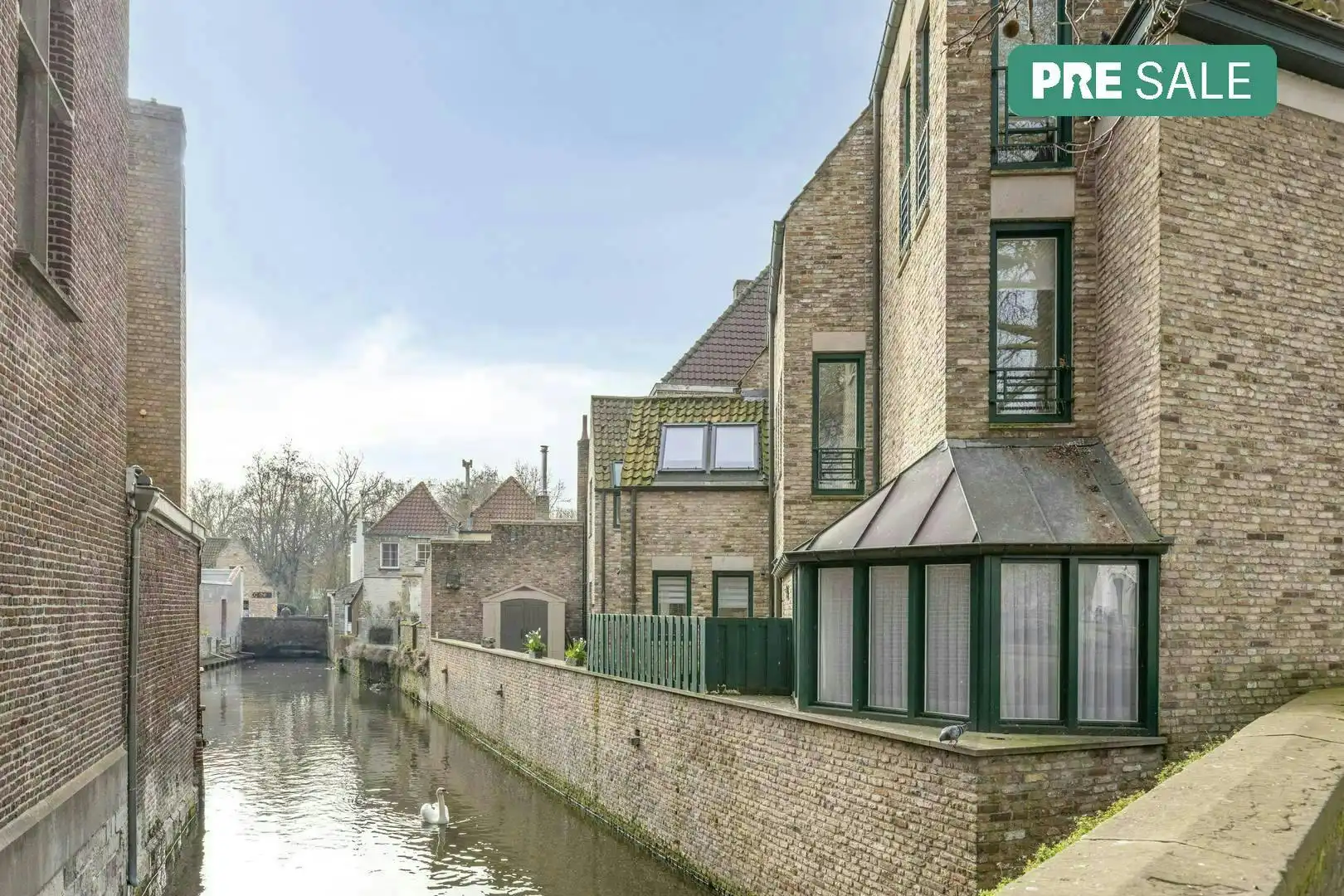 Uniek gelijkvloers huis aan het Minnewater te Brugge foto {{pictureIndex}}