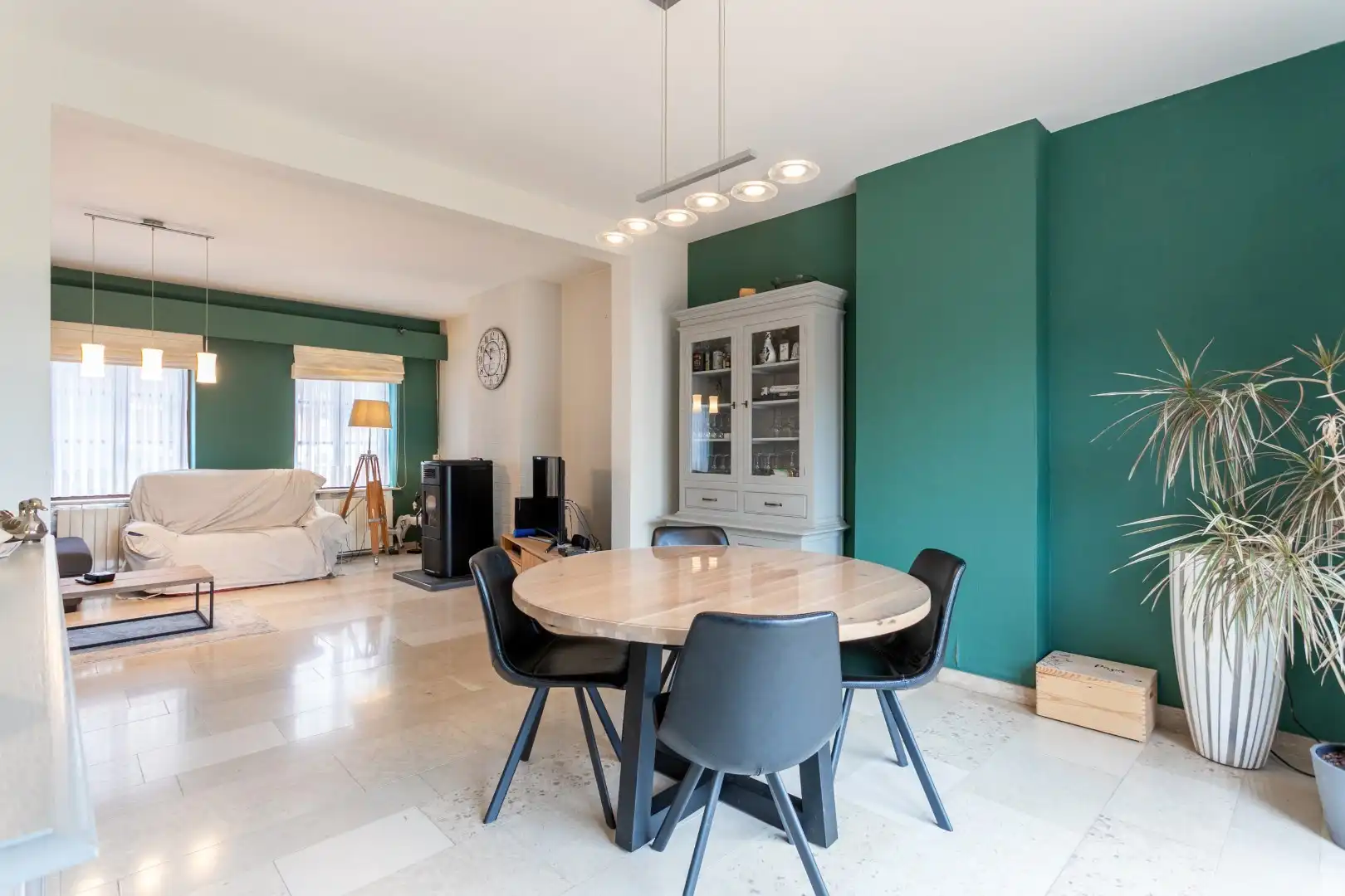 Ruime woning met naastgelegen bouwgrond en loods foto 8