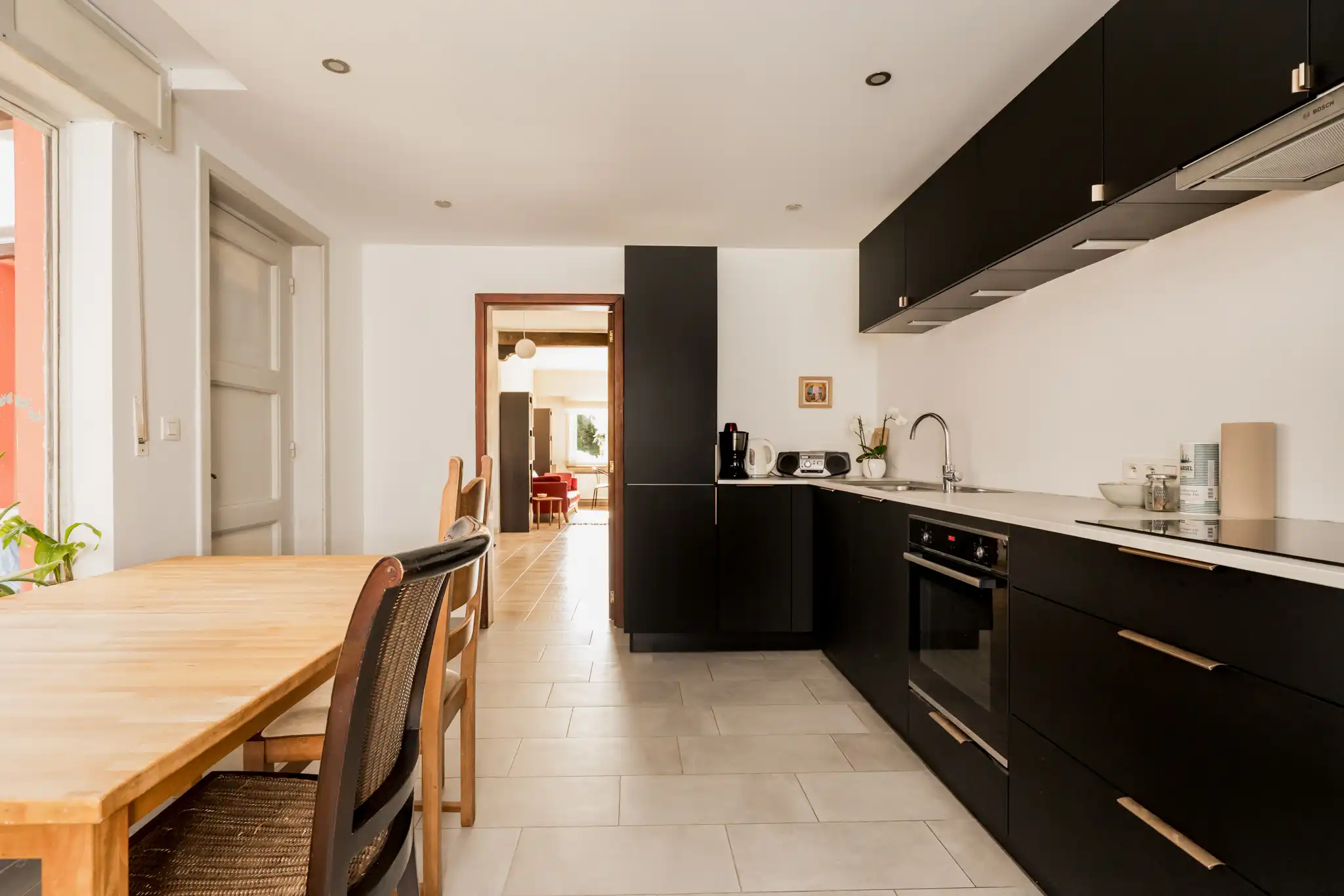 Karaktervolle woning met 3 (tot 5) slaapkamers, tuin, vergunde serre en grote garage / werkplaats foto 2