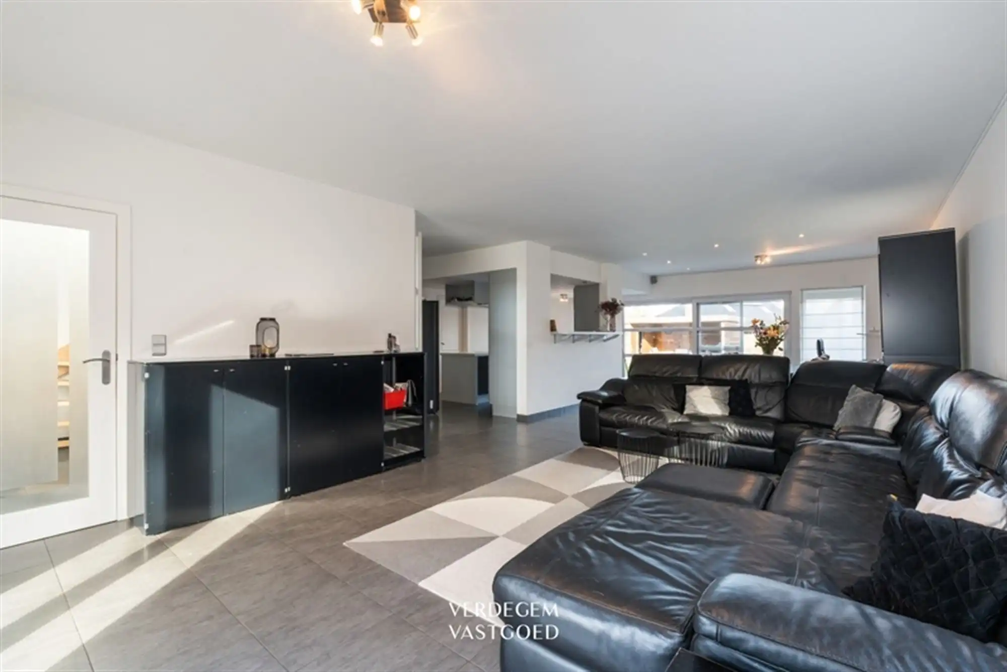 Ruime gezinswoning met 4 slaapkamers, garage en tuin in rustig straatje foto 6