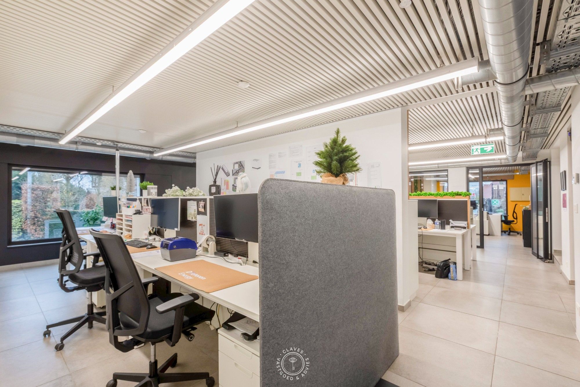 Multifunctioneel kantoorgebouw met magazijnen foto 11