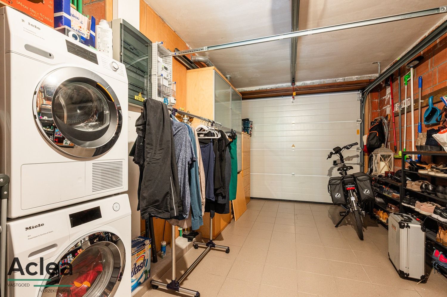 Recente halfopen bebouwing in een rustige wijk foto 13