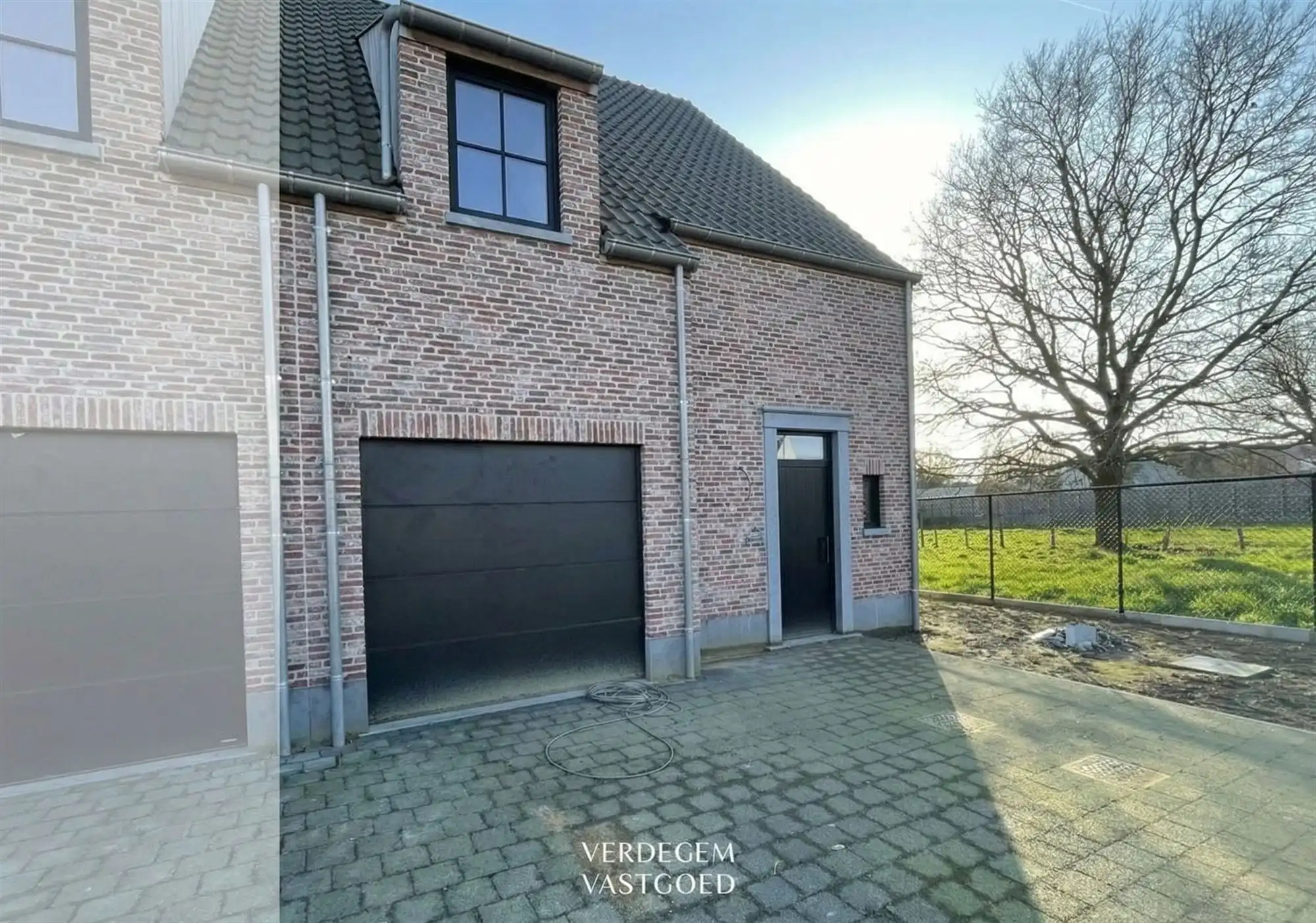 Prachtige halfopen woning in landelijke stijl met 4 slaapkamers in rustig woonerf foto 2