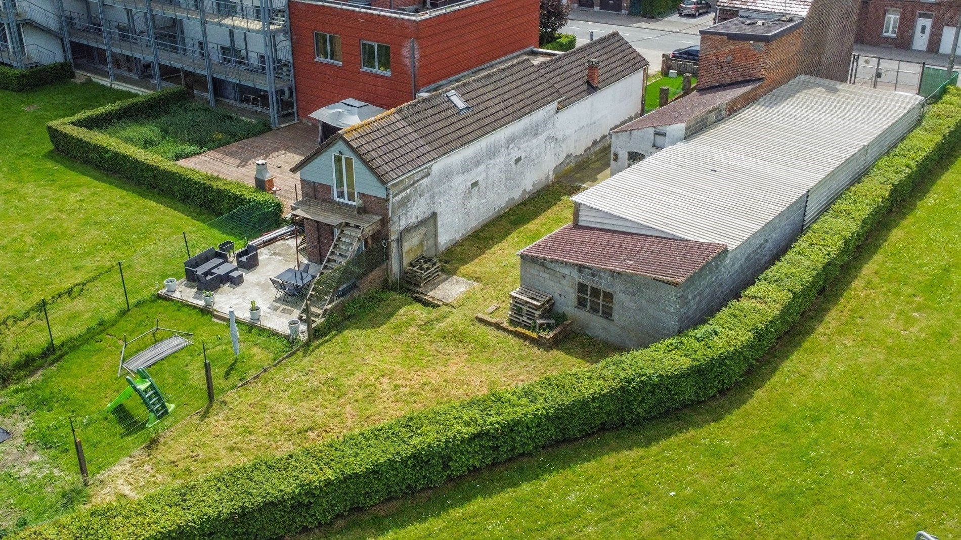 Een welgelegen perceel met heden een grote garage  foto 4