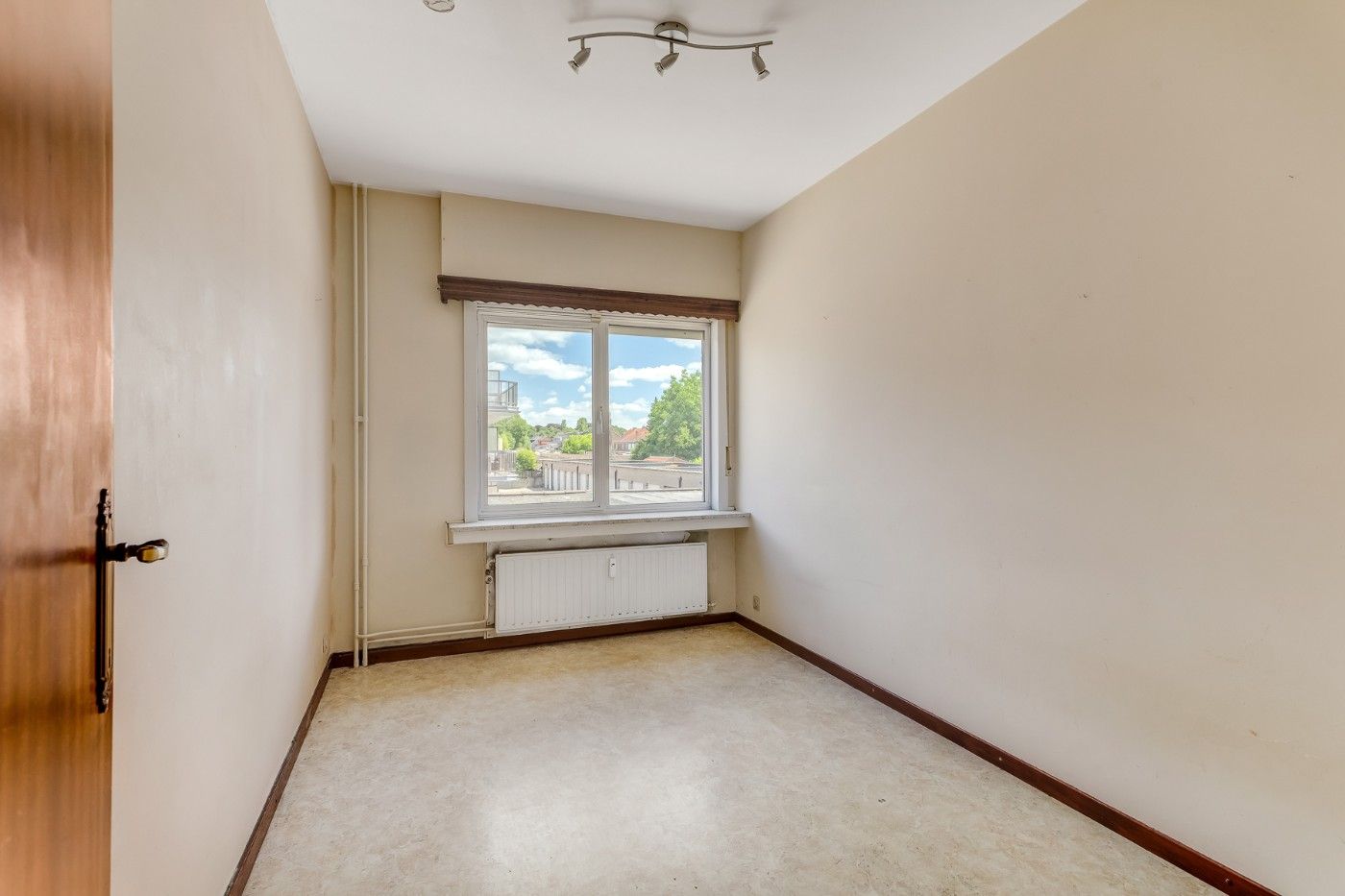 Op te frissen app. op 1e verd. met 2 slpk., terras en garage foto 11